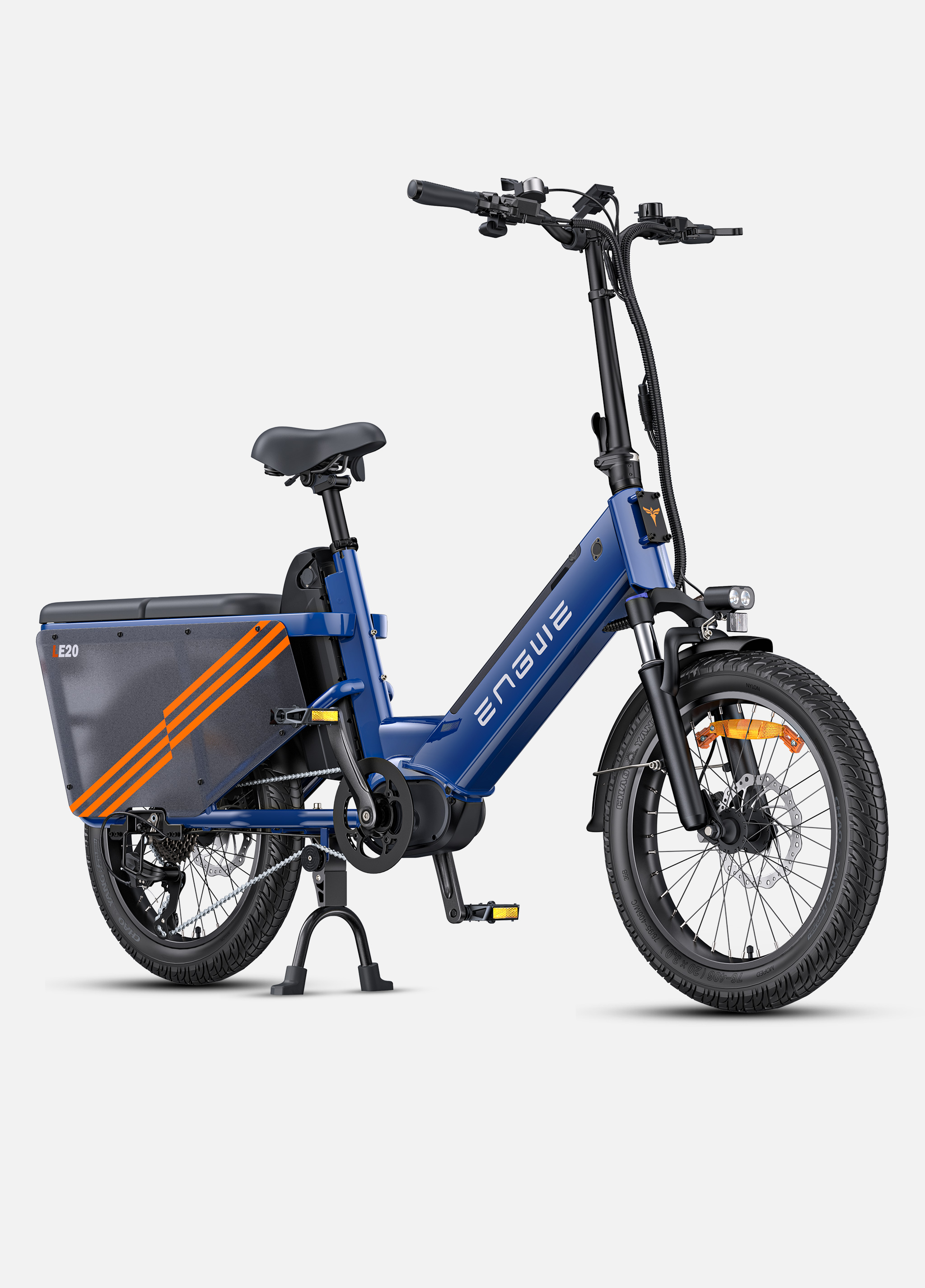 Ein blau-schwarzes Elektrofahrrad mit einem Laderaum. Der Markenname lautet 'ENGWE'.