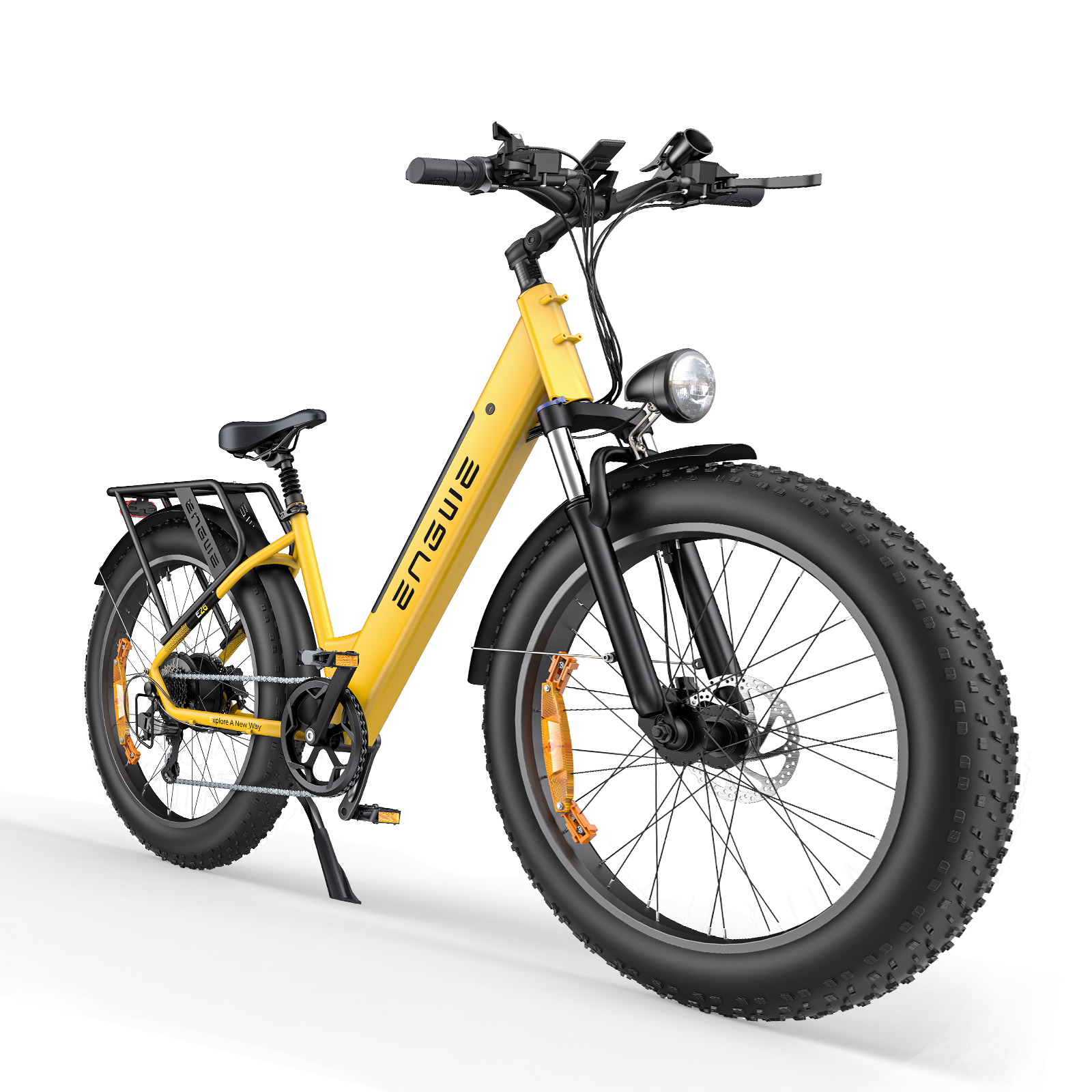Gelb-schwarzes Elektrofahrrad mit großen Reifen, schwarzem Sitz und Lichtern auf weißem Hintergrund.