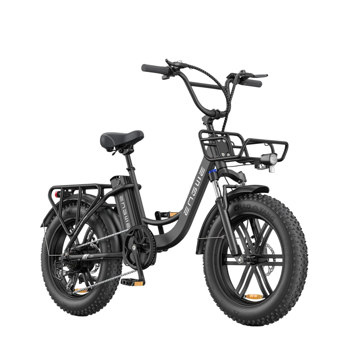Ein schwarzes Elektrofahrrad mit breiten Reifen. Der Hintergrund ist weiß.