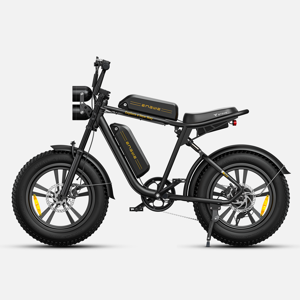 Bicicletta elettrica nera con dettagli gialli. Dotata di fari e batteria. Sfondo bianco.