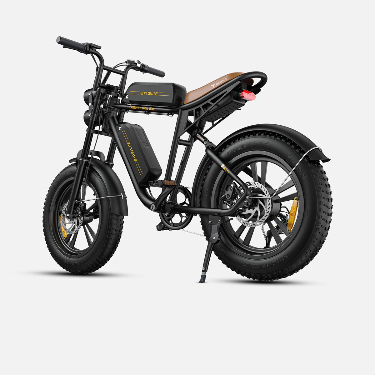Bicicletta elettrica nera con sella marrone. Ha pneumatici grandi e una batteria.