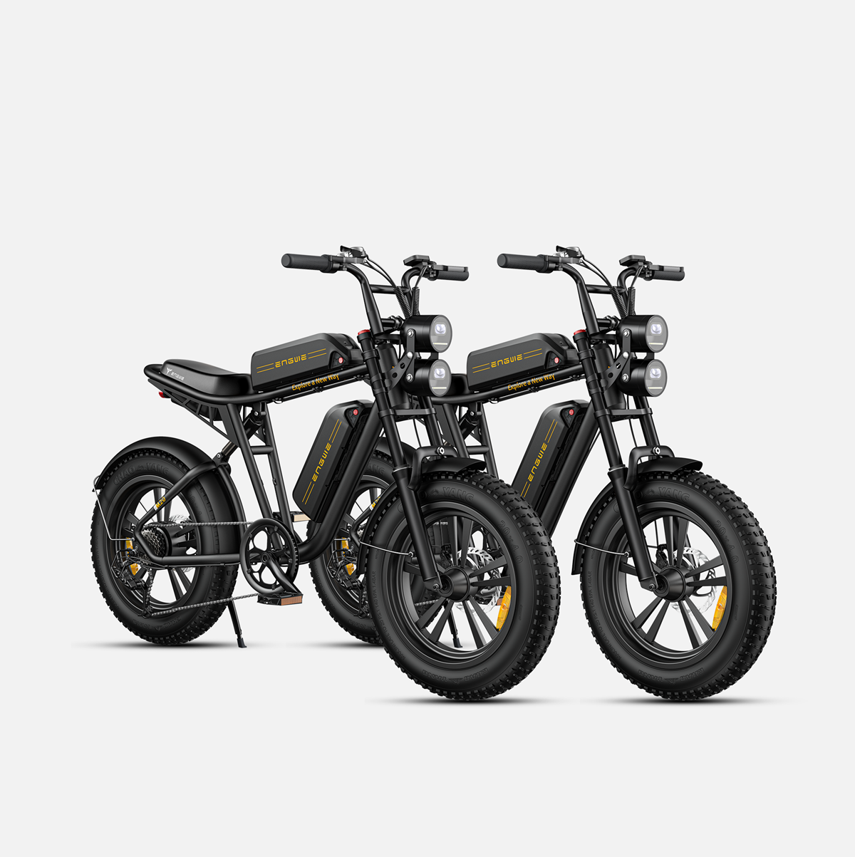 Due motociclette elettriche nere. Hanno pneumatici grandi e un telaio nero. Parcheggiate fianco a fianco.