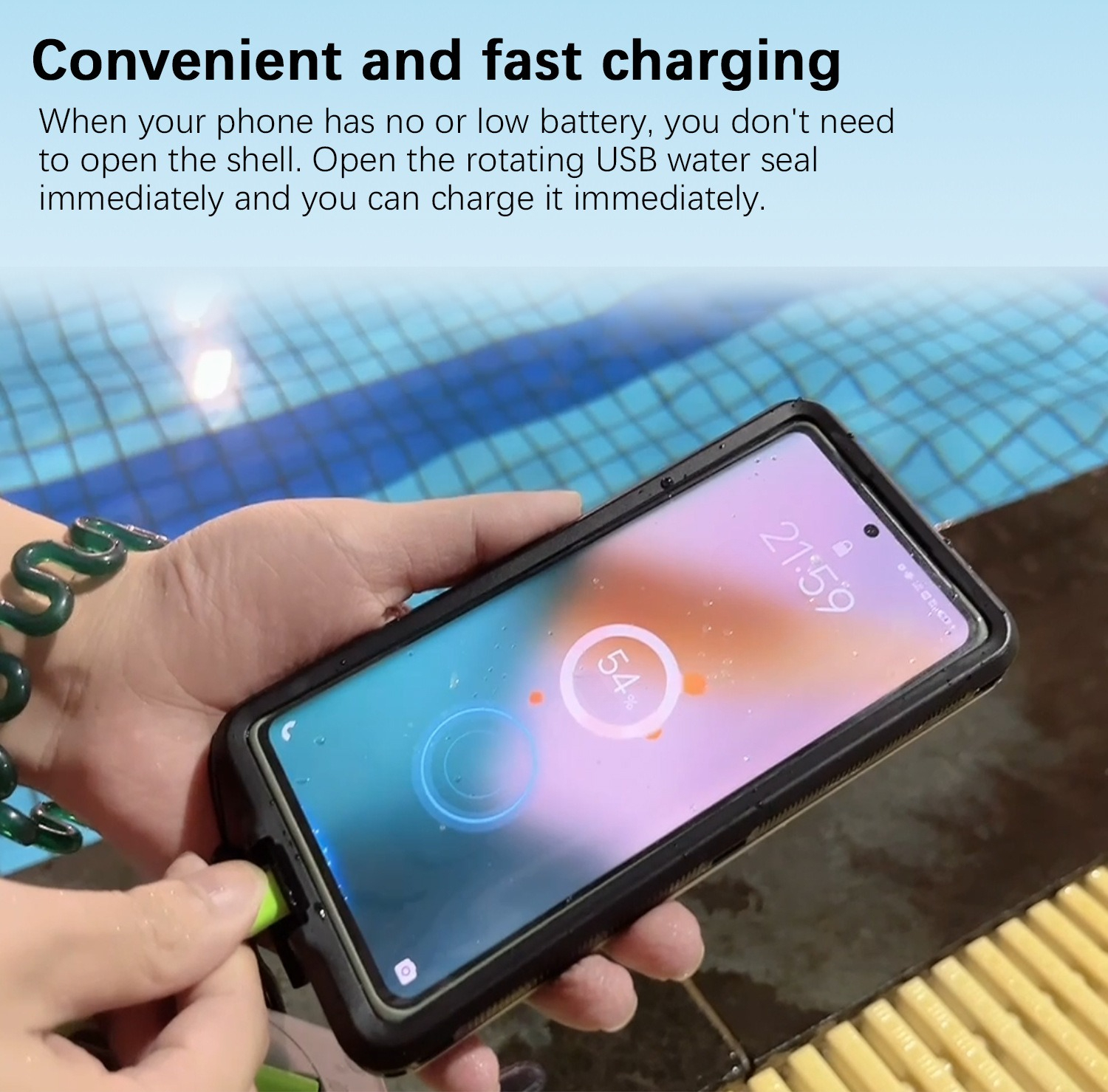 Eine Person lädt ein Telefon mit einem grünen Kabel in der Nähe eines Pools auf. Das Telefon zeigt 54% Akku.