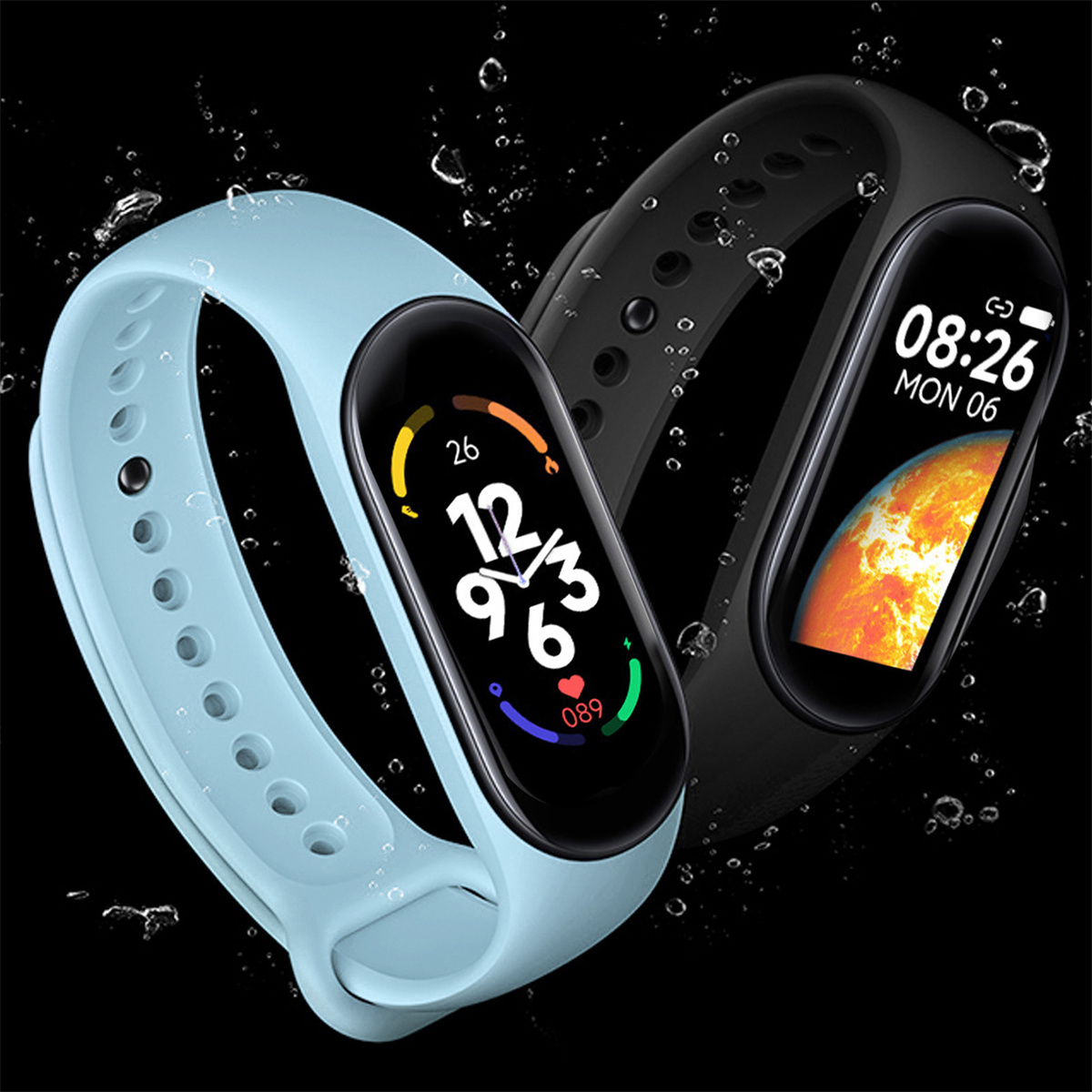 Zwei Smartwatches. Eine ist hellblau, die andere schwarz. Sie zeigen Uhrzeit und Datum an.