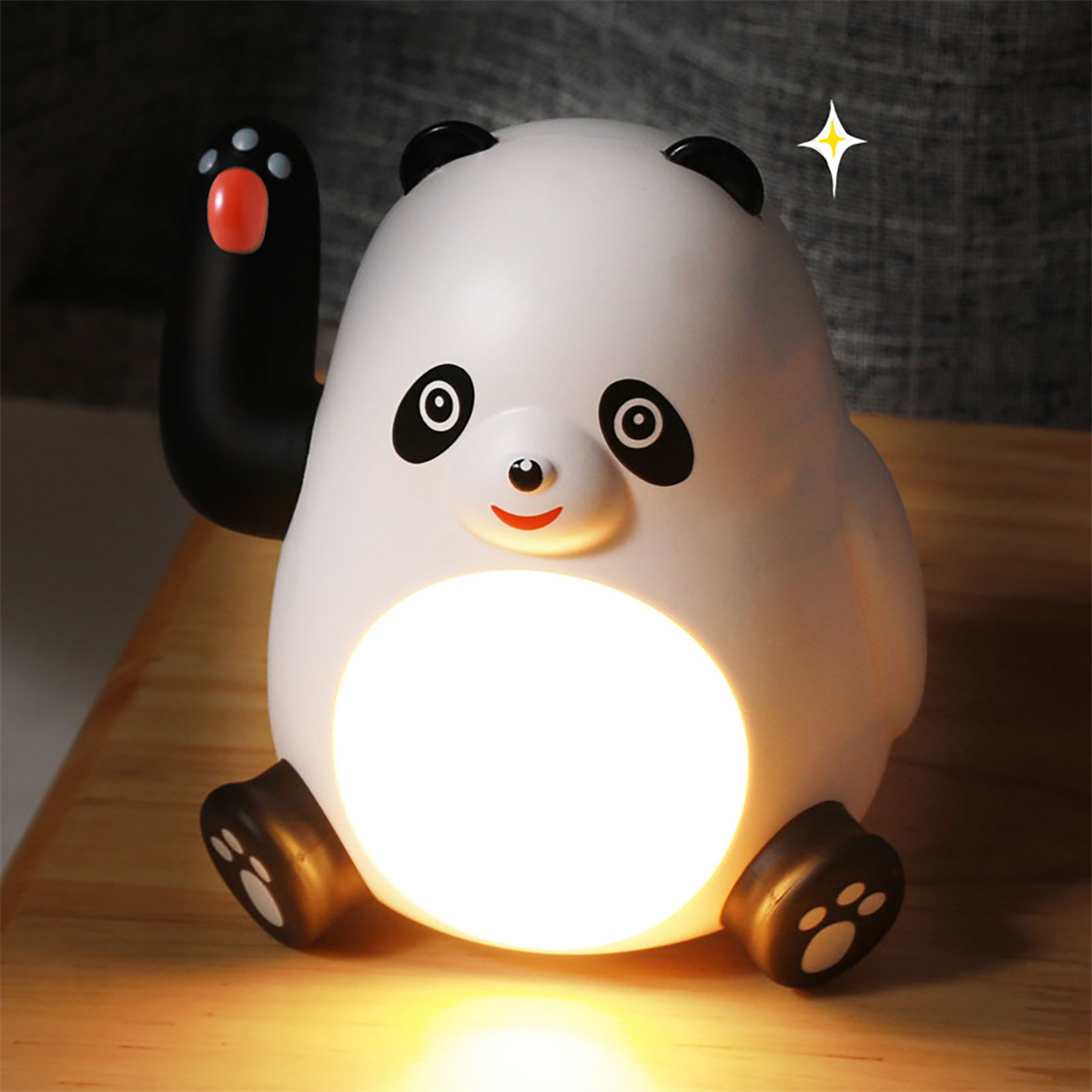Ein pandaförmiges Nachtlicht mit leuchtendem Bauch, winkendem Arm.