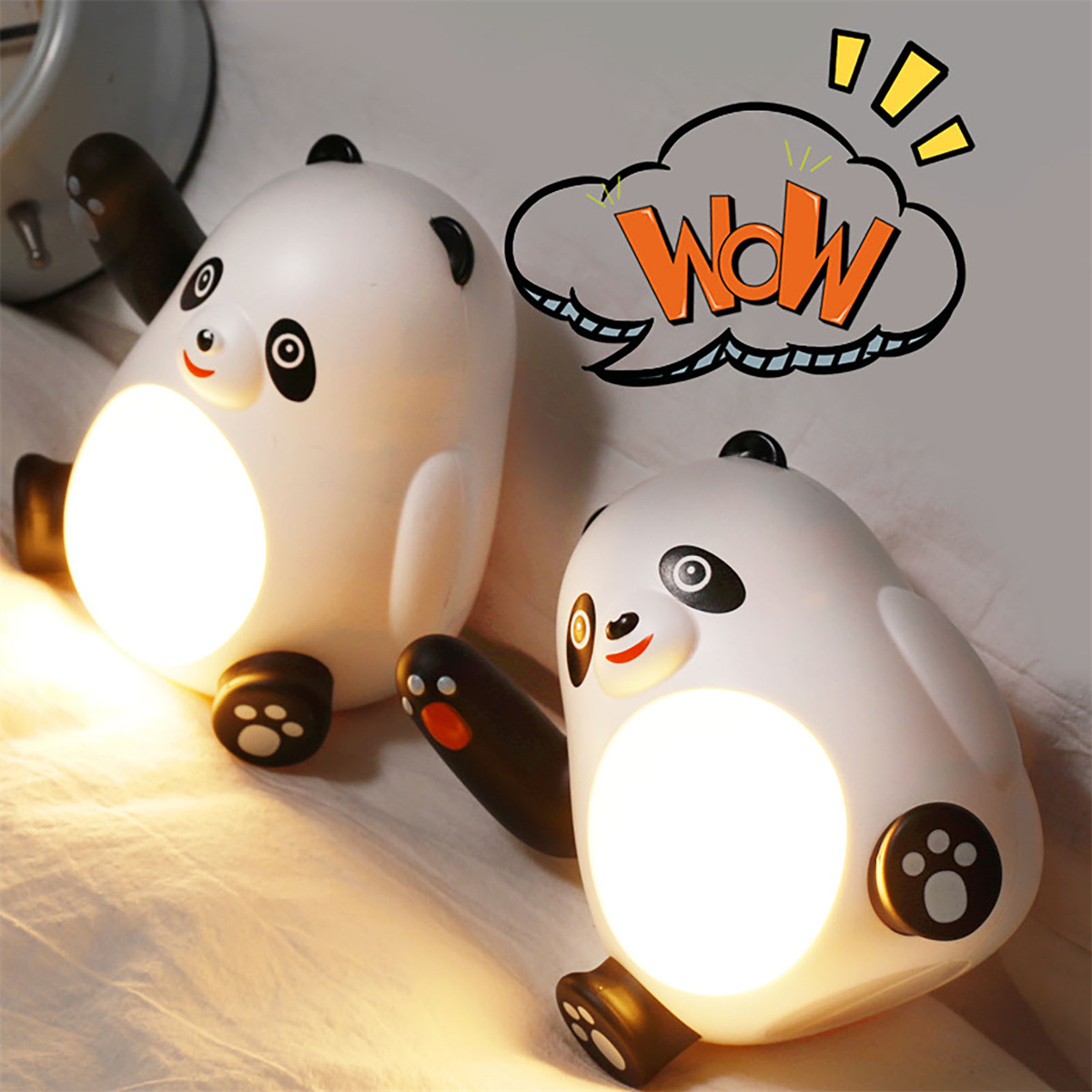 Zwei pandaförmige Lampen, die Licht emittieren. Eine Sprechblase darüber sagt 'Wow'.