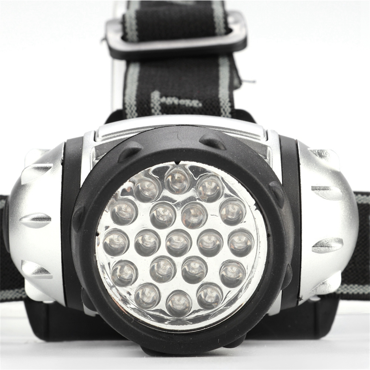 Nahaufnahme einer Stirnlampe mit vielen hellen LEDs. Schwarz und Silber mit einem schwarzen Riemen.