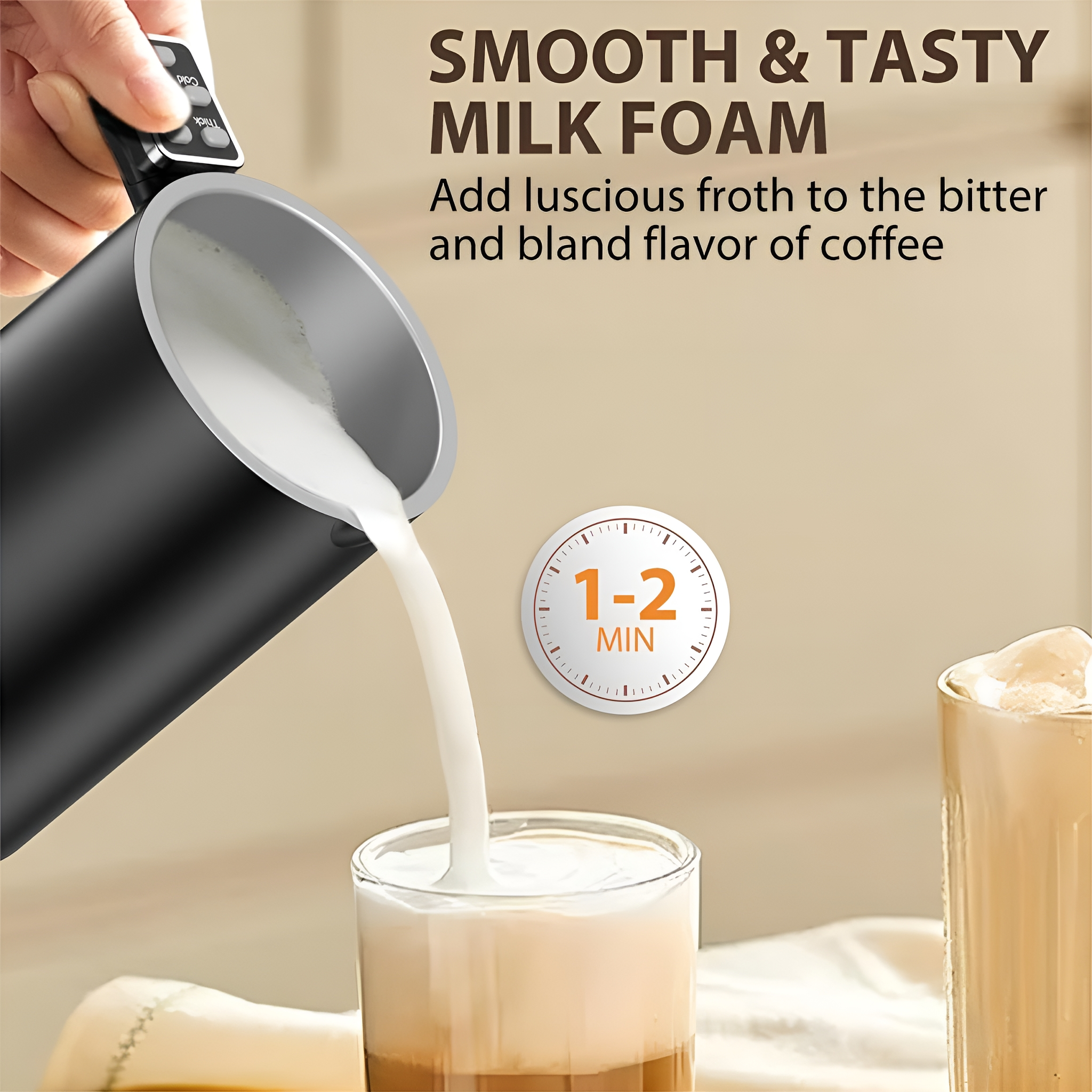 Ein Milchaufschäumer gießt Milch in ein Glas Kaffee. Rechts im Bild befindet sich ein Timer.