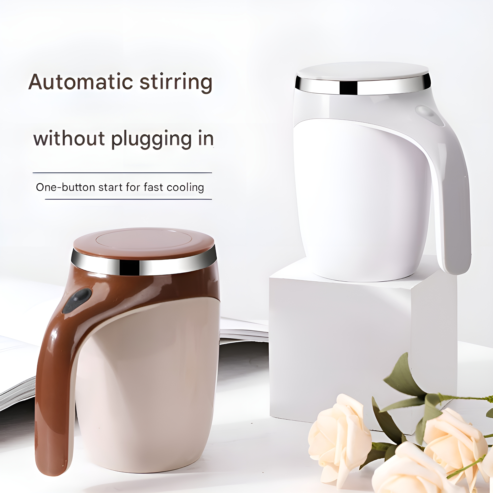 Zwei automatische Rührmugs, einer braun und einer weiß. Im Hintergrund sind Rosen.