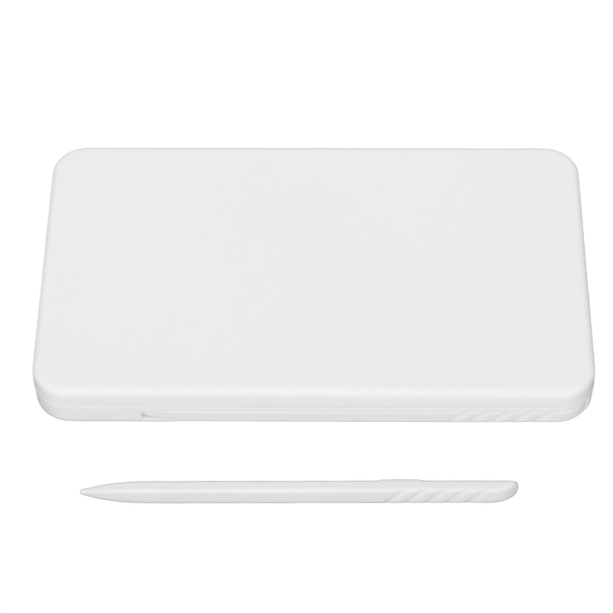 Ein weißes, geschlossenes Tablet und ein Stift. Das Tablet ist rechteckig und der Stift lang und dünn.