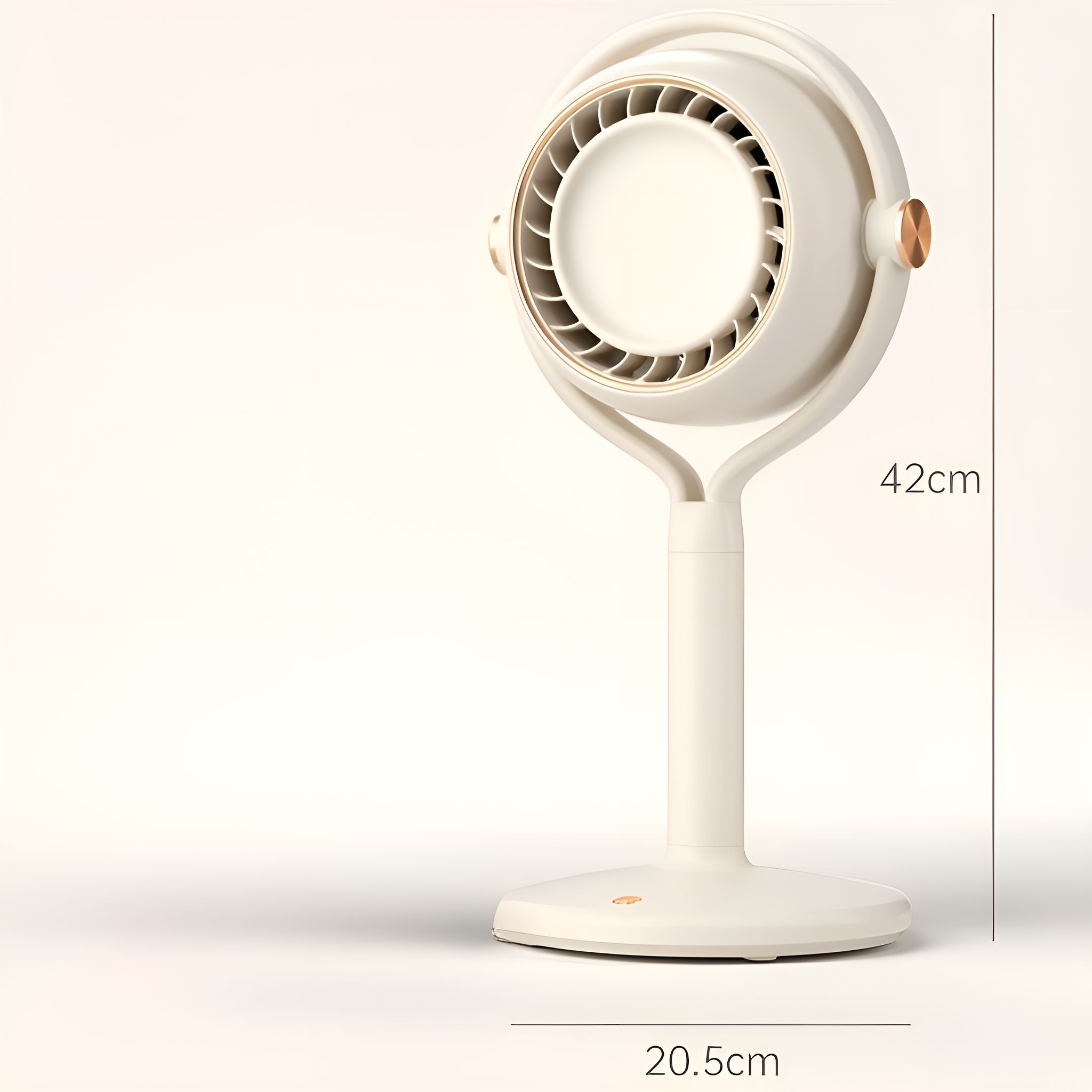 Ein weißer Ventilator mit goldenen Akzenten. Er hat einen kreisförmigen Ventilatorkopf und einen hohen, schlanken Sockel.