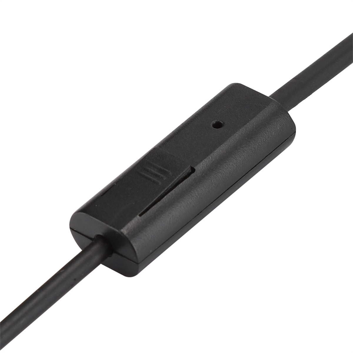 Schwarzes Kabel mit einer schwarzen Steuerbox in der Mitte. Der Hintergrund ist eine weiße Oberfläche.