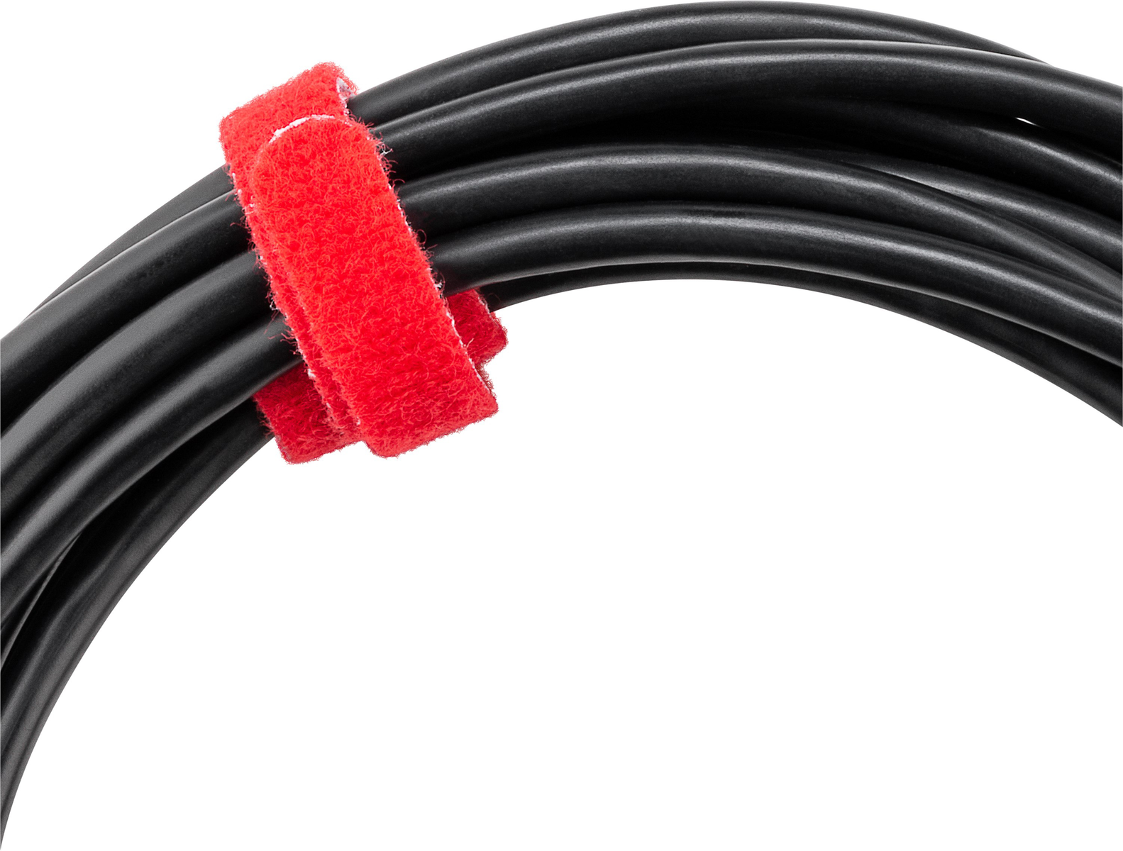 Ein Bündel schwarzer Kabel, zusammengebunden mit einem roten Klettverschluss auf weißem Grund.