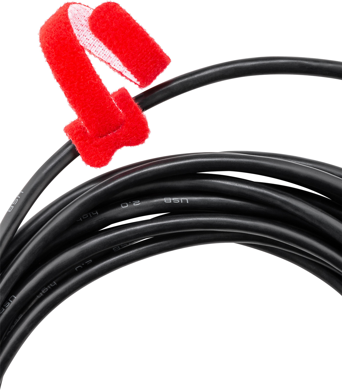 Schwarz aufgerolltes USB-Kabel, gehalten von einem roten Klettverschlussband. Weißer Hintergrund.