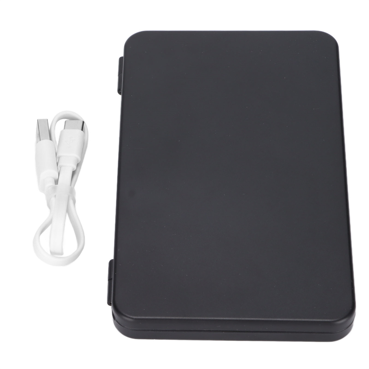 Schwarzes, geschlossenes Gerät mit weißem USB-Kabel. Das Gerät hat ein schlankes Design.