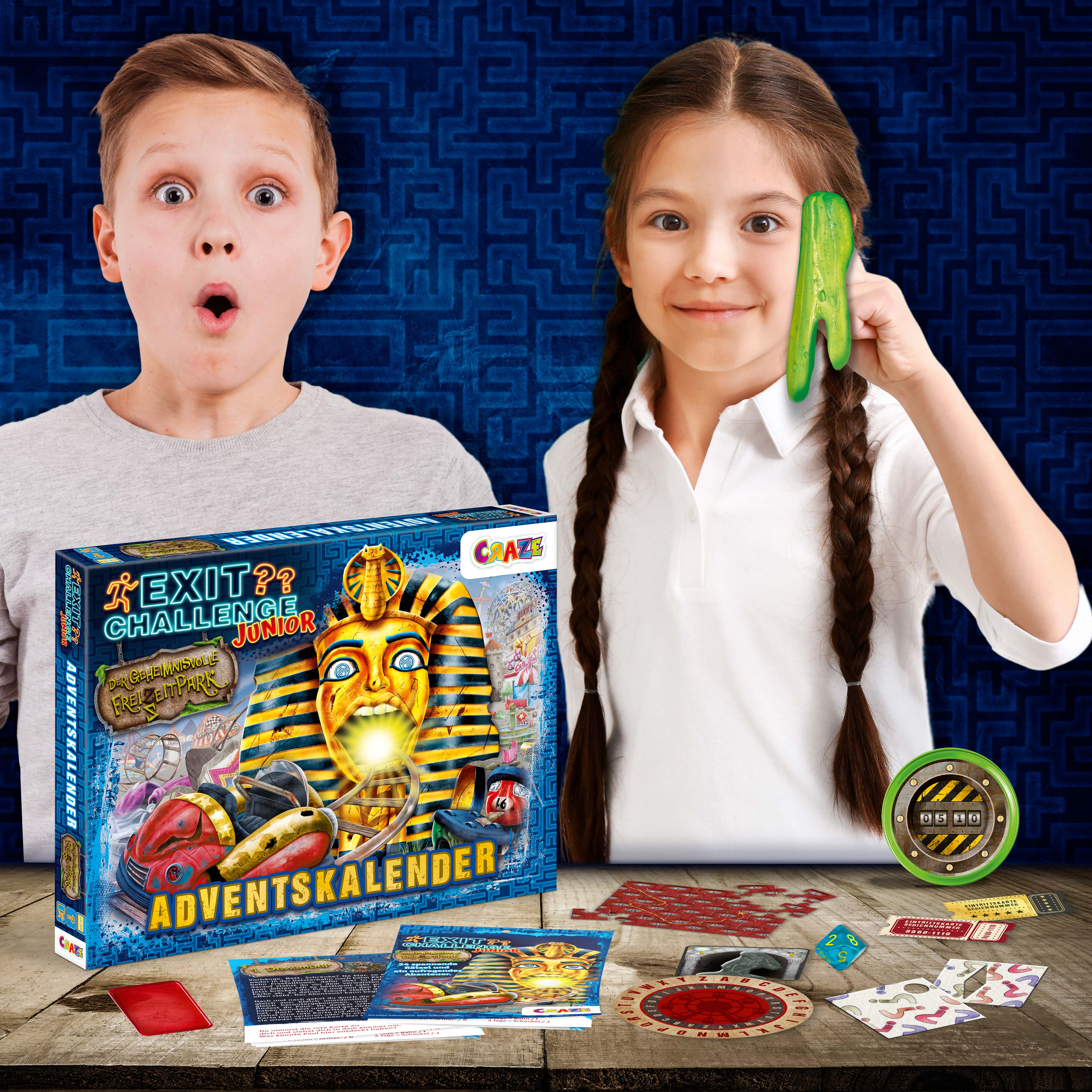 Zwei Kinder und ein Brettspiel. Die Spielbox liegt auf dem Tisch.