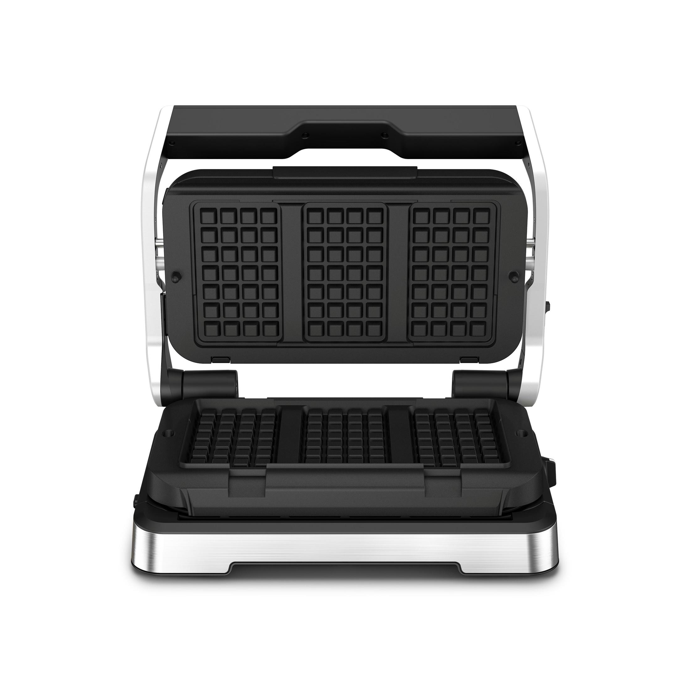 Ein offenes Waffeleisen, das drei Waffelgitter zeigt. Das Bügeleisen ist aus Edelstahl und schwarz.