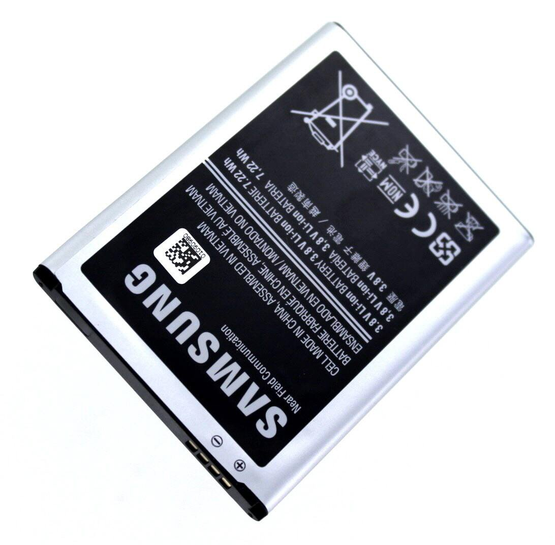 Ein Samsung-Akkupack. Schwarz-weißes Etikett mit Text. Das Produkt ist rechteckig.
