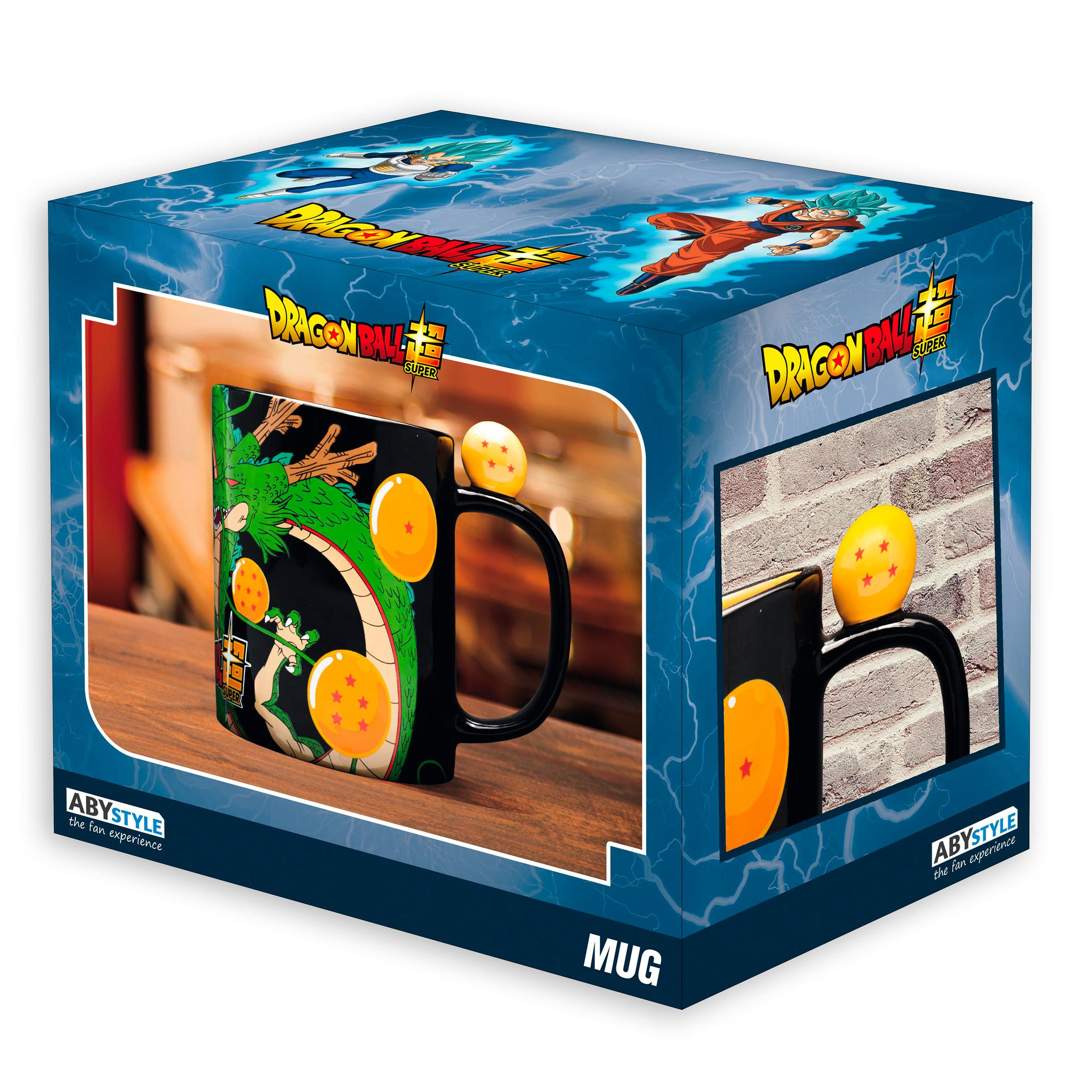 Eine Dragon Ball Super Tasse in einer Box mit Illustrationen von Charakteren und Dragon Balls.