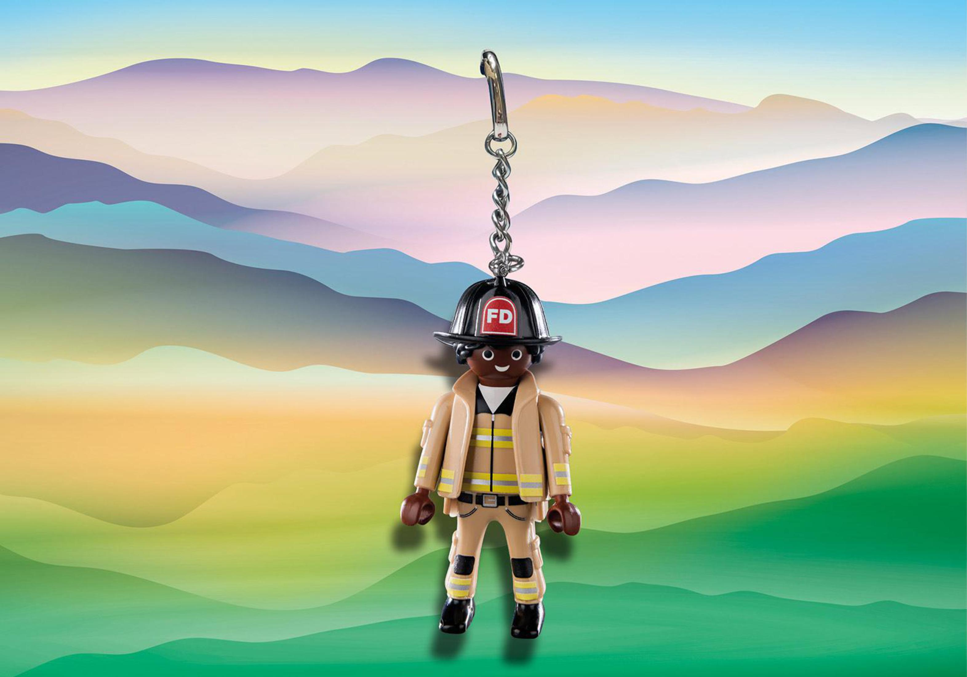 Ein Playmobil-Feuerwehrmann-Schlüsselanhänger mit Berg-Hintergrund.