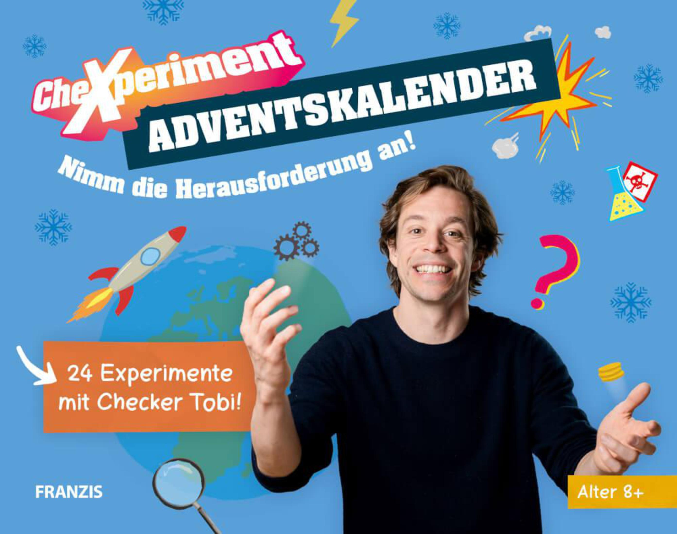 Ein lächelnder Mann mit ausgebreiteten Händen, mit einem Adventskalender und einem Experimentierthema im Hintergrund.