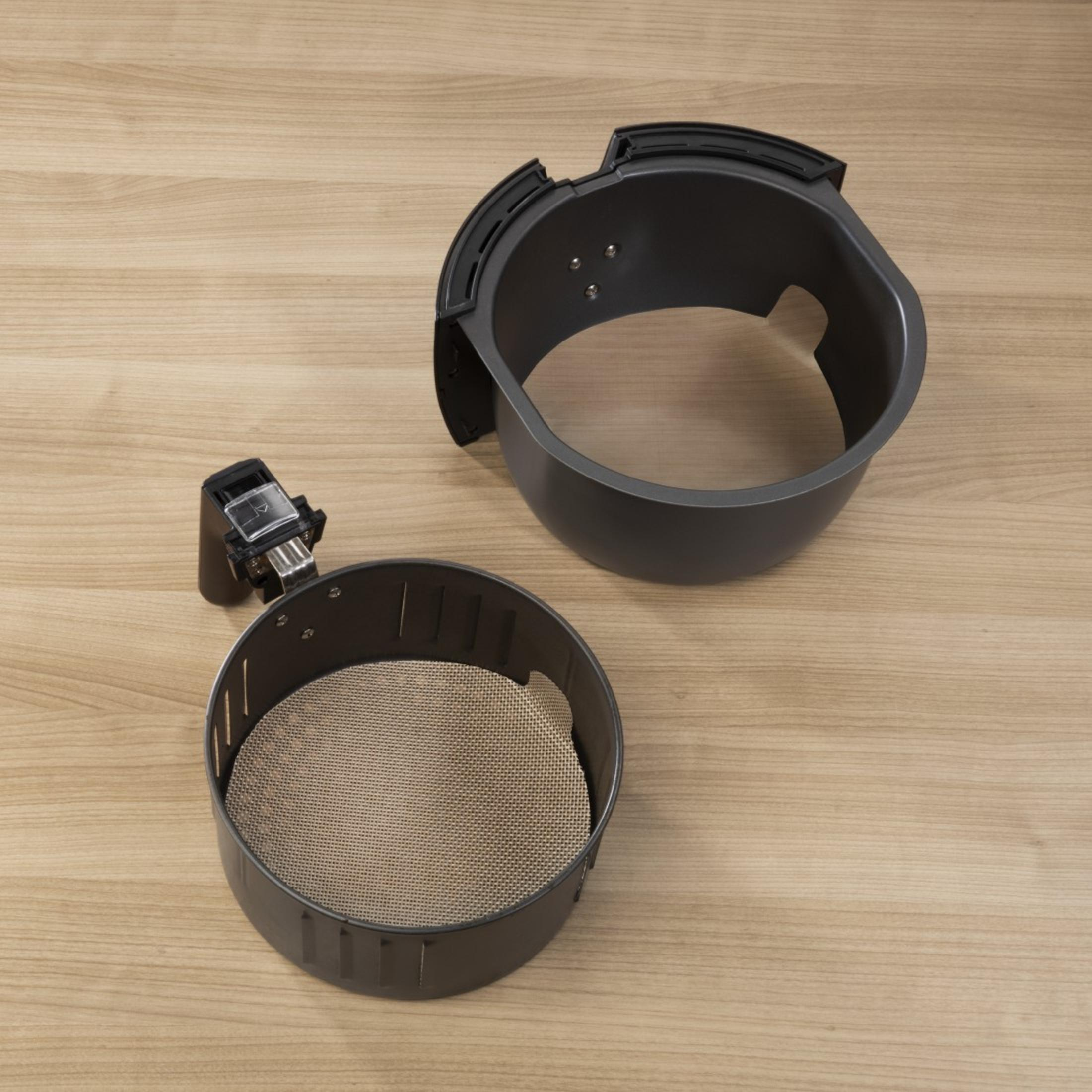 Airfryer-Komponenten: ein schwarzer Korb, eine graue Kochkammer und ein abnehmbarer Griff.