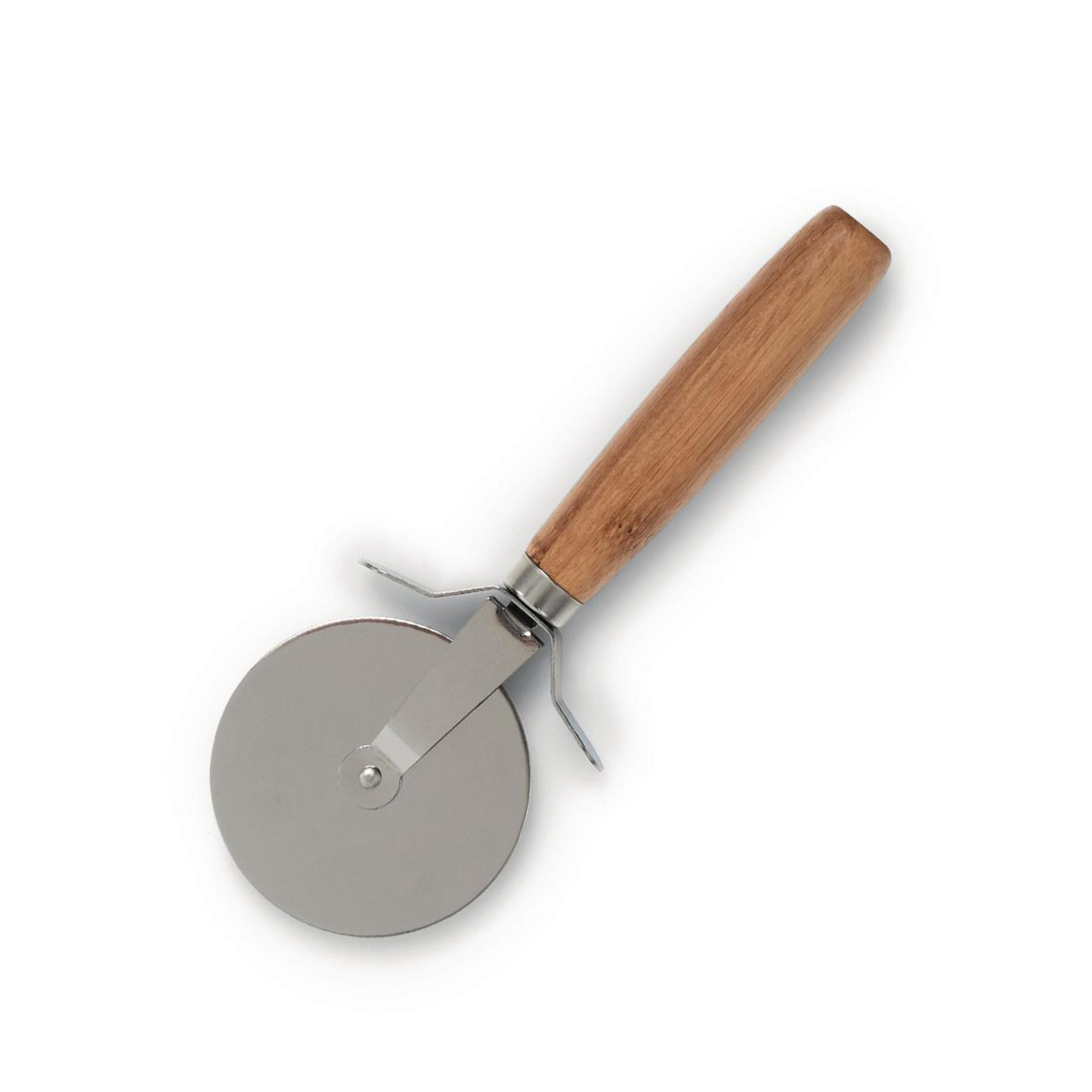 Pizzaschneider mit Holzgriff und runder, silberner Klinge. Weißer Hintergrund.