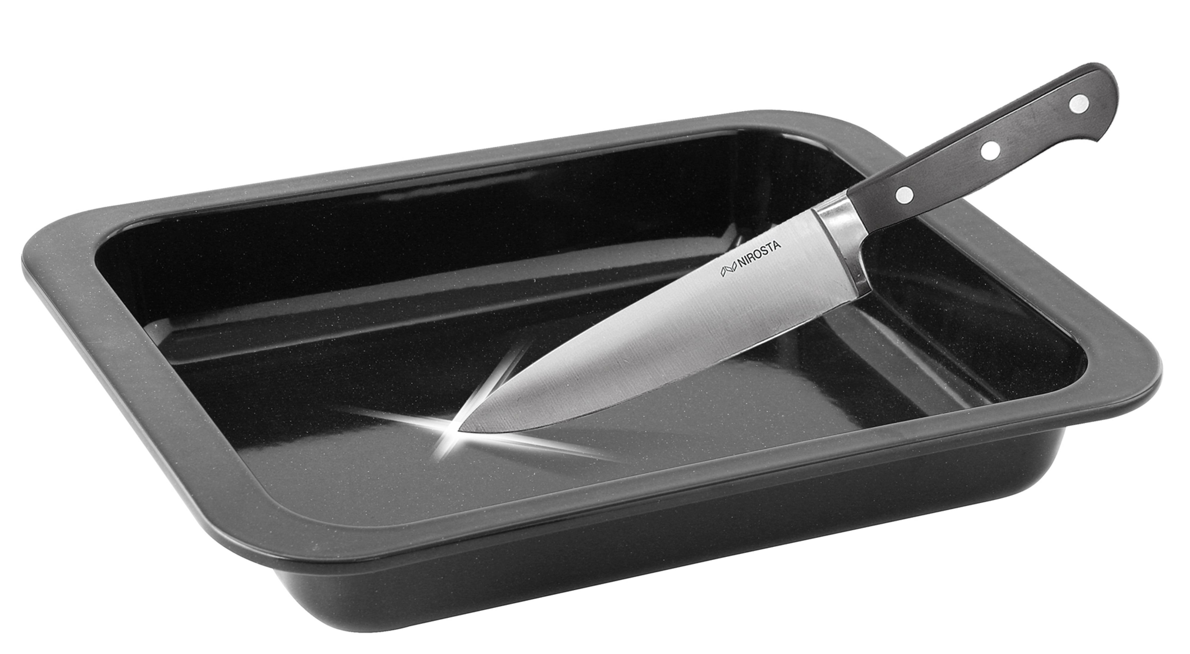 Ein schwarzes Backblech mit einem silbernen Messer, das darauf liegt, auf weißer Oberfläche.