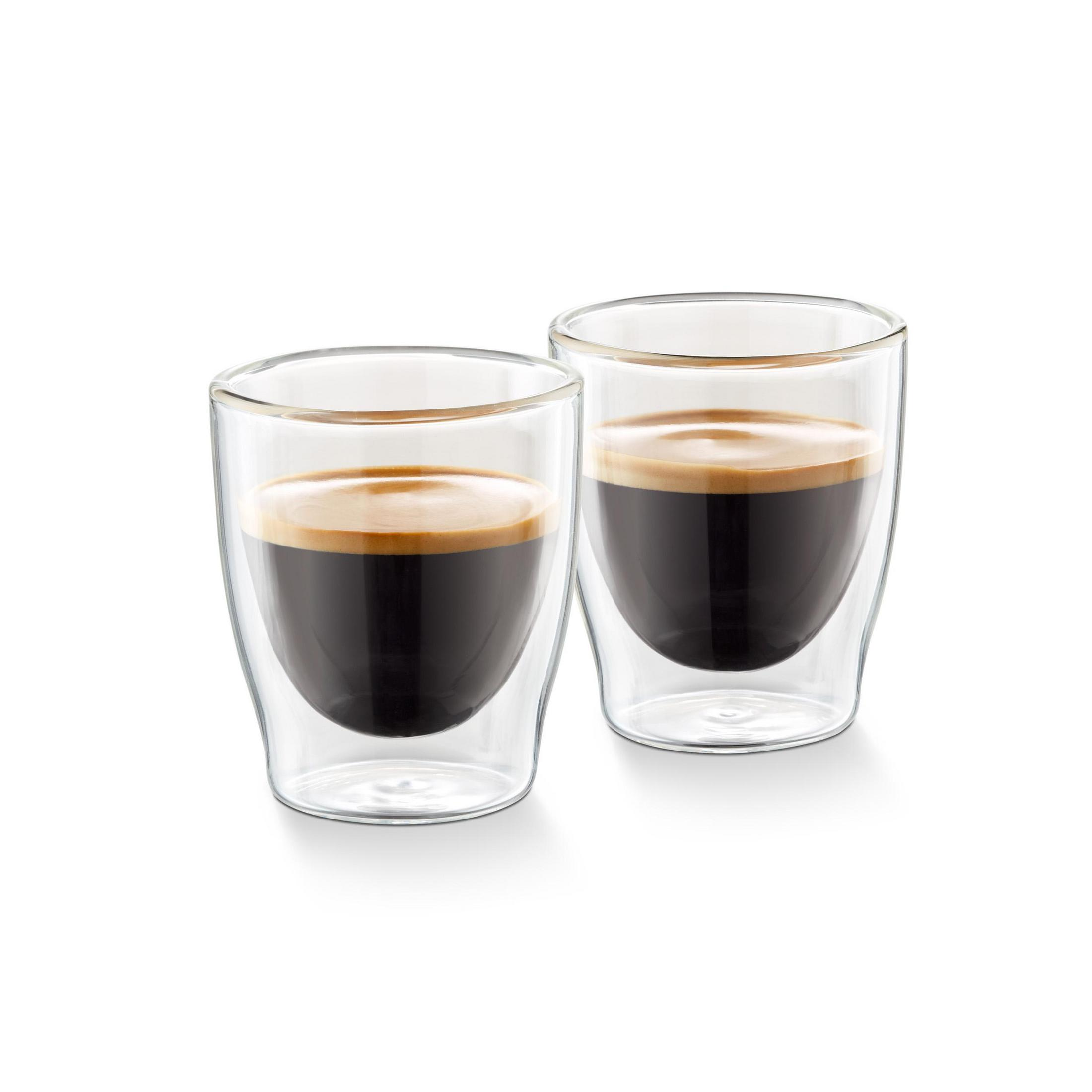 Zwei Espresso-Gläser mit dunklem Kaffee, auf weißem Hintergrund.