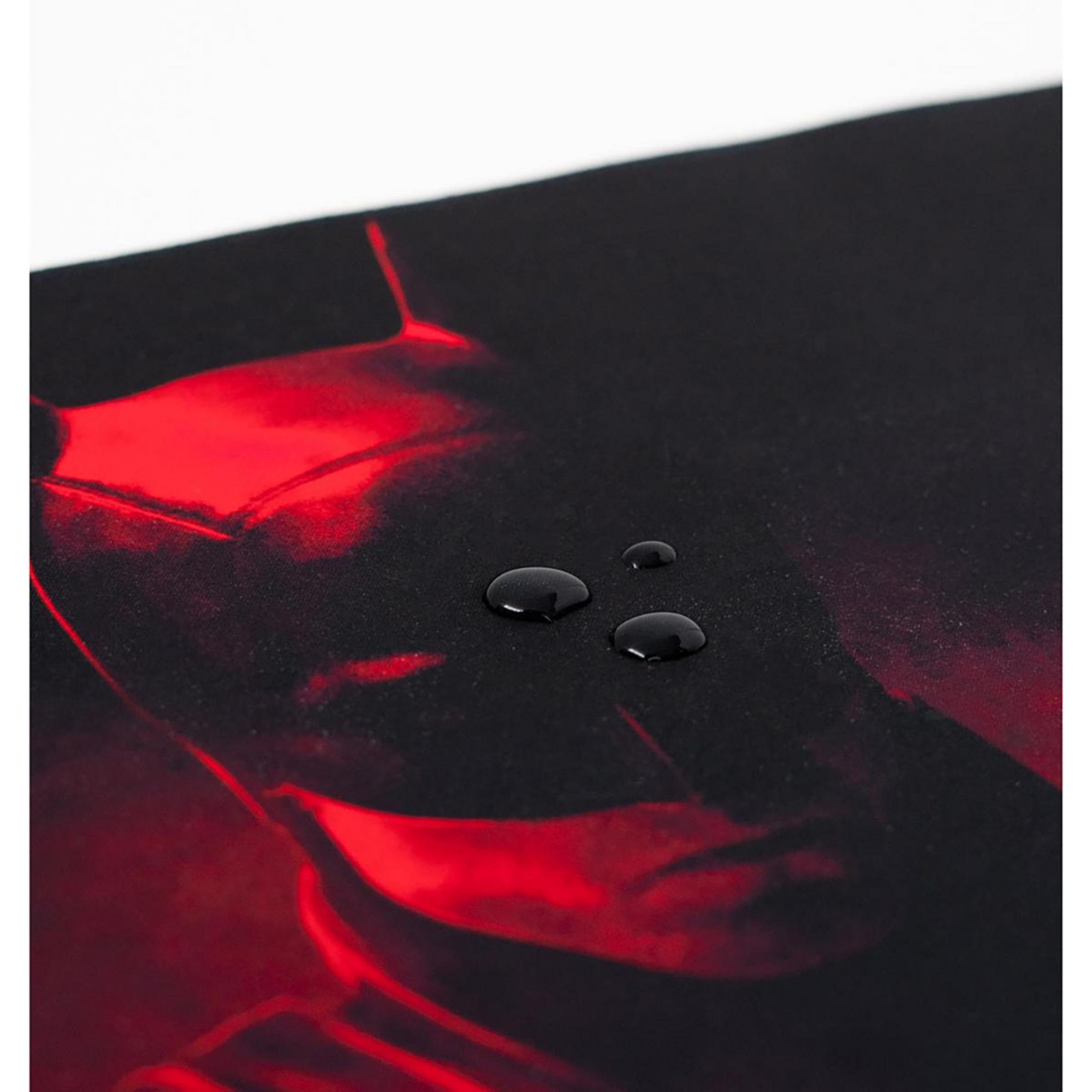 Batman-Logo mit Wassertropfen auf schwarzem Untergrund. Das Logo ist rot, und der Untergrund ist dunkel. Nahaufnahme.