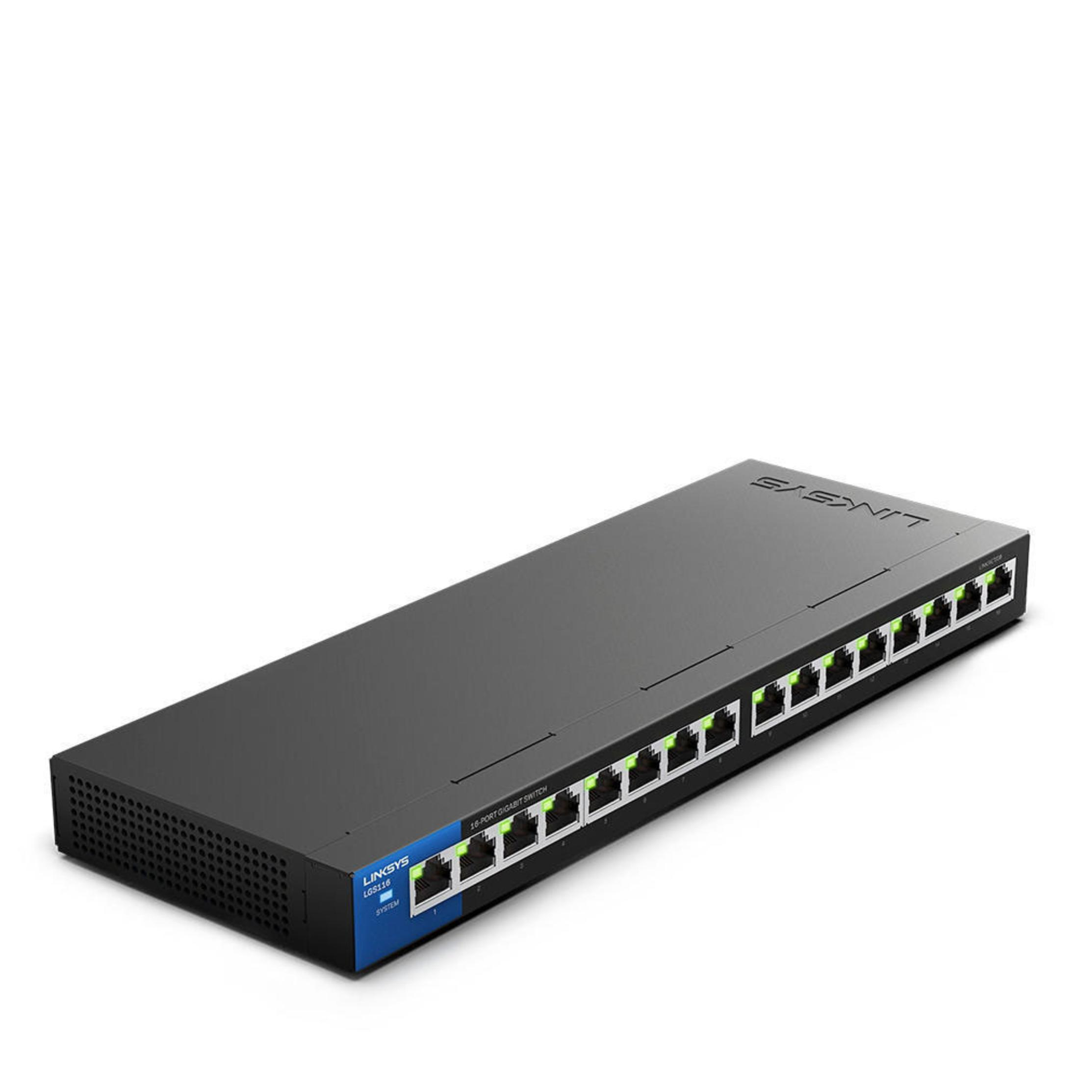 Switch Linksys nero con luci verdi. Ha molte porte. Isolato su sfondo bianco.