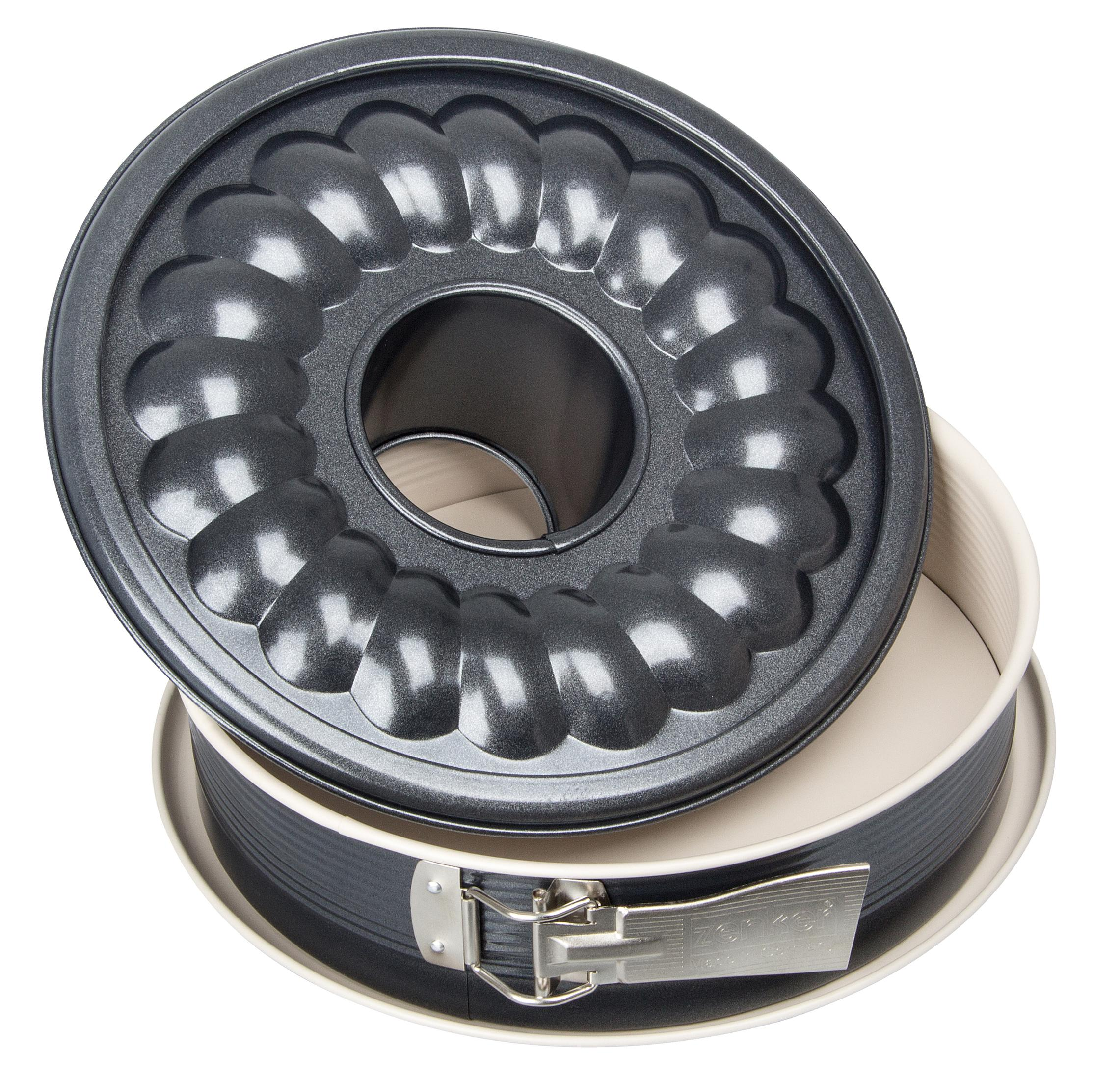 Eine Gugelhupf-Form mit Deckel, offen, auf weißem Hintergrund.