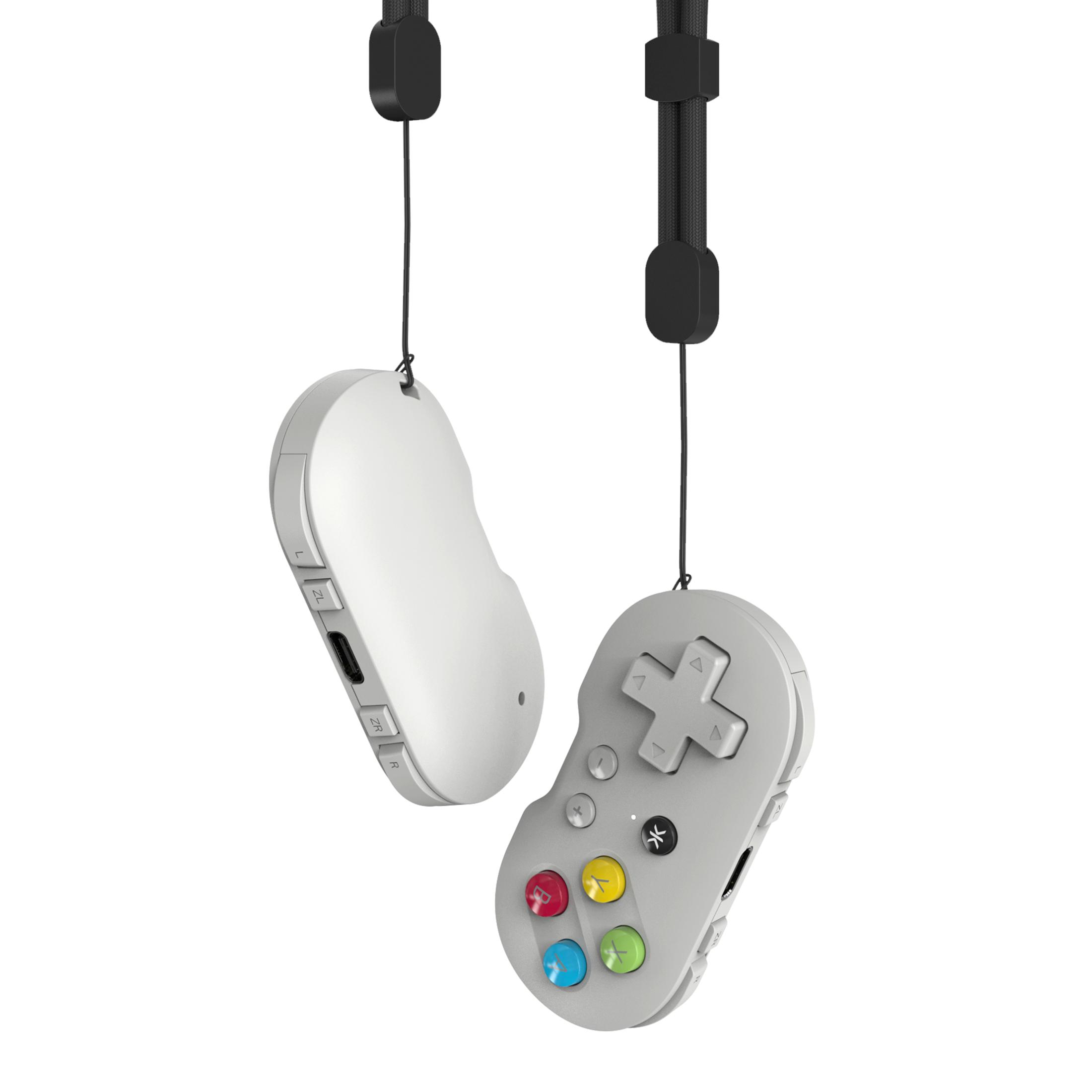 Zwei tragbare Gaming-Controller hängen. Einer ist weiß, der andere grau mit farbigen Knöpfen.