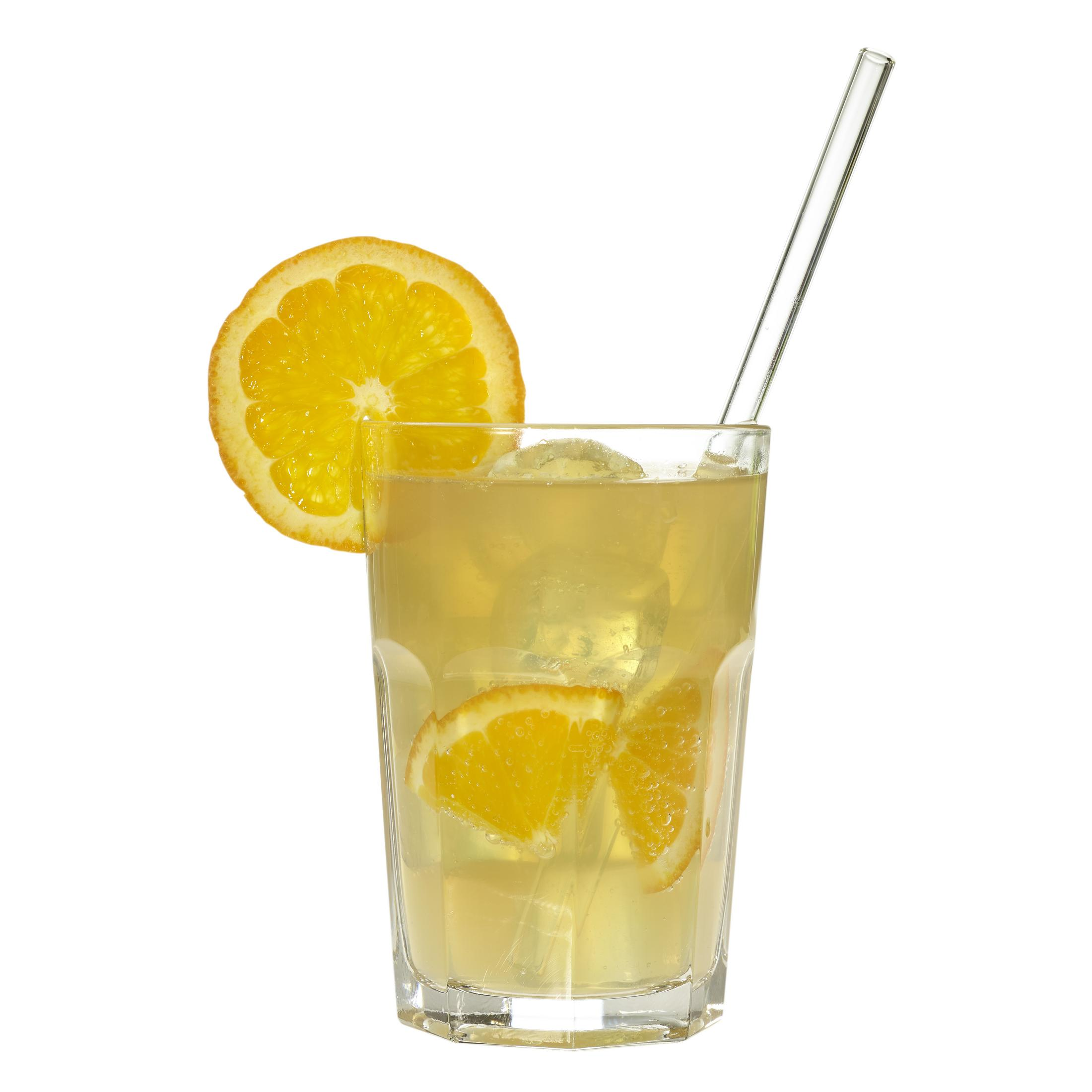 Cocktail mit Orangenscheiben und Strohhalm. Das Getränk ist in einem hohen Glas.