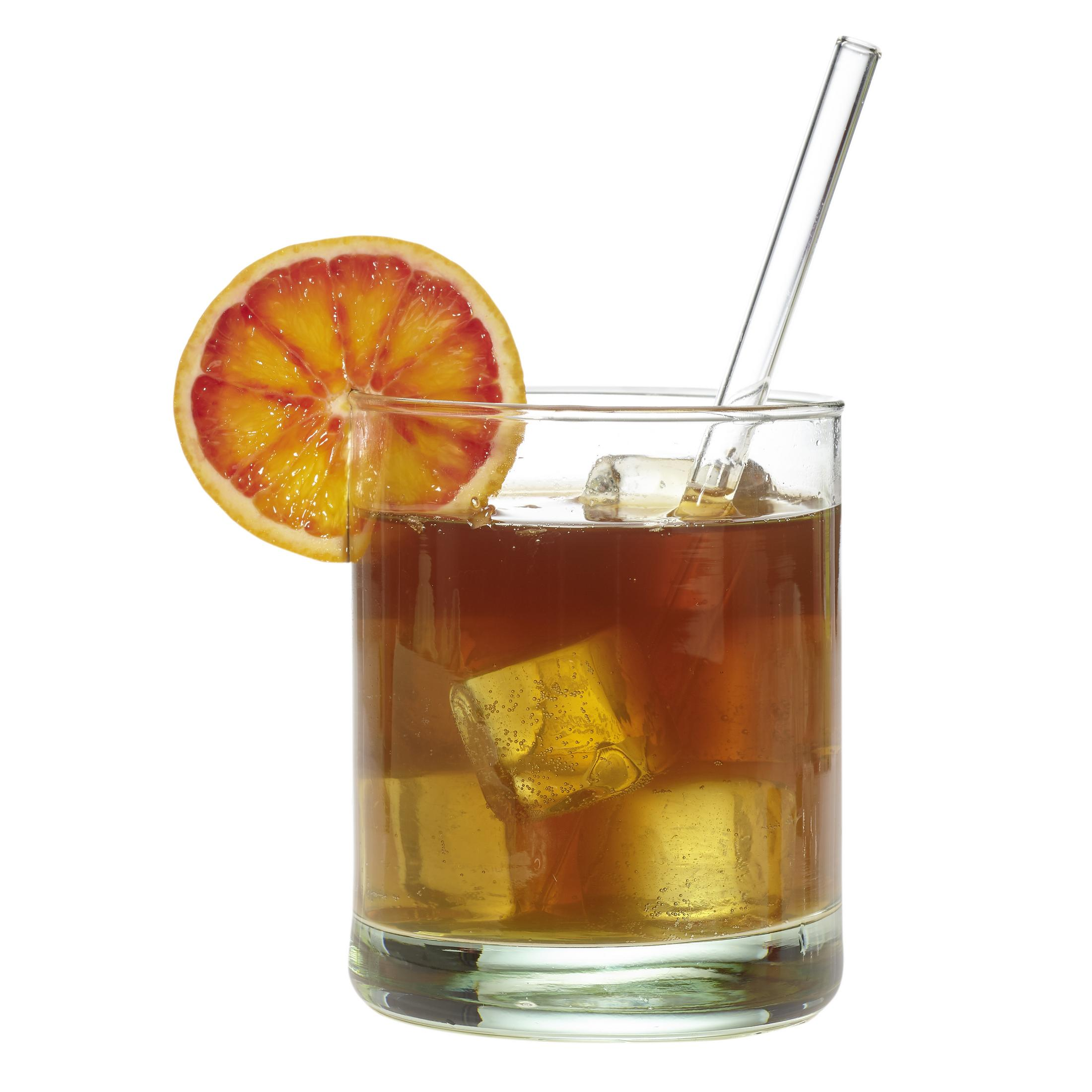 Glas mit Eisgetränk und Orangenscheibe.