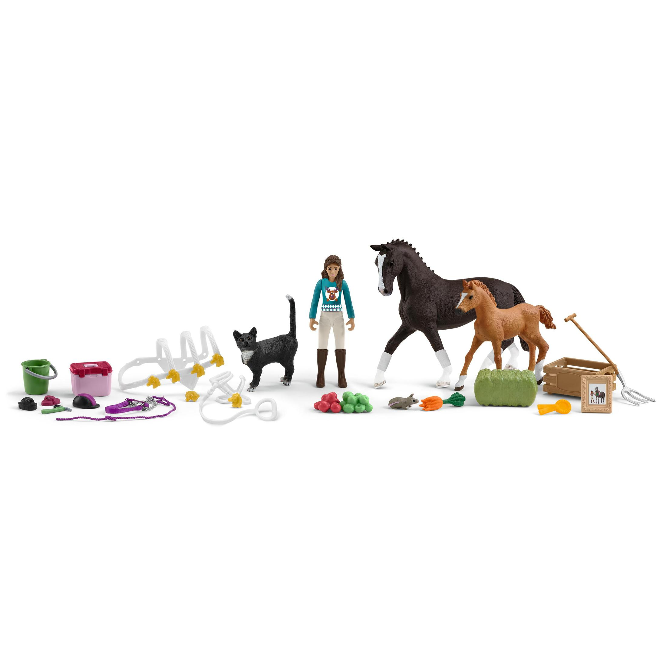 Ein Spielzeugset mit Pferd, Fohlen, Mädchen, Katze und Hofzubehör auf weißem Hintergrund.