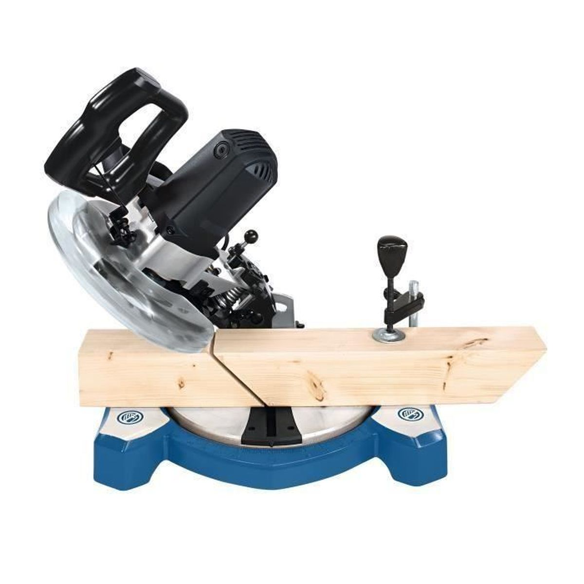 Eine Gehrungssäge, die ein Stück Holz schneidet. Die Säge ist blau und schwarz auf weißem Grund.