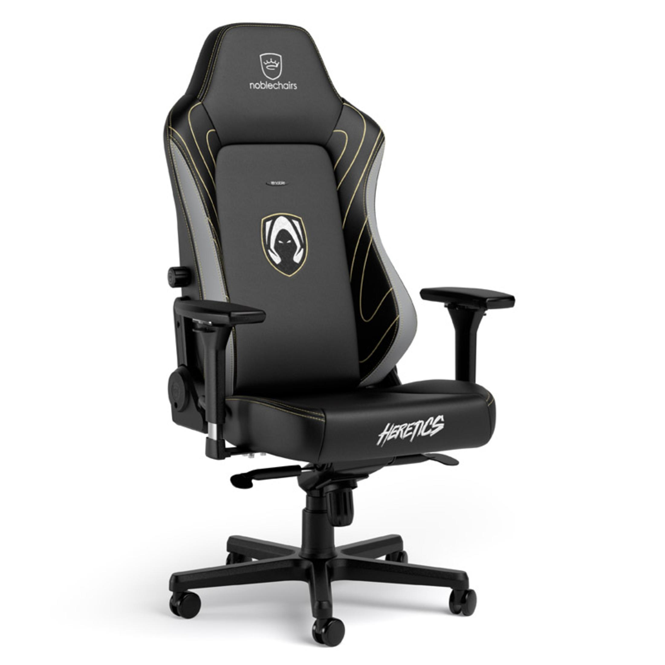 Silla gaming negra y gris con logotipo en el reposacabezas, fondo blanco.