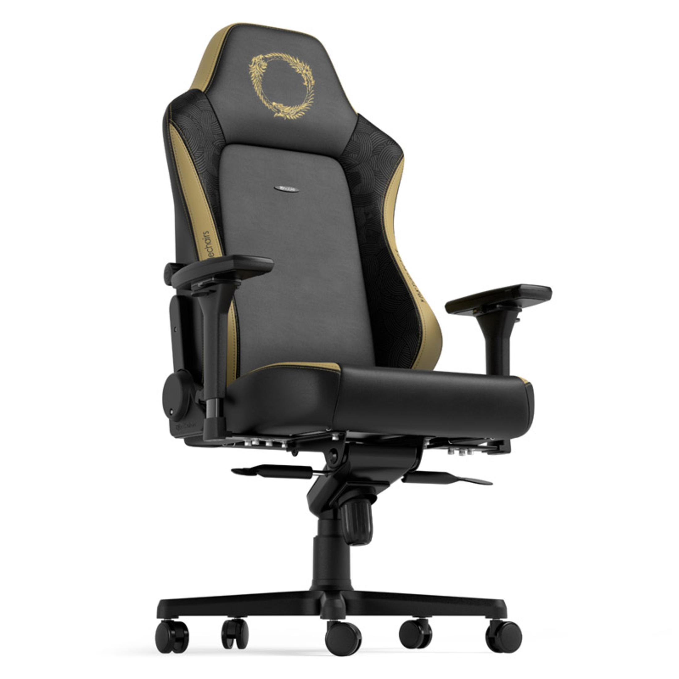 Gaming-Stuhl, schwarz und gold. Er hat ein Logo auf der Kopfstütze und steht auf einer schwarzen Rollenbasis.