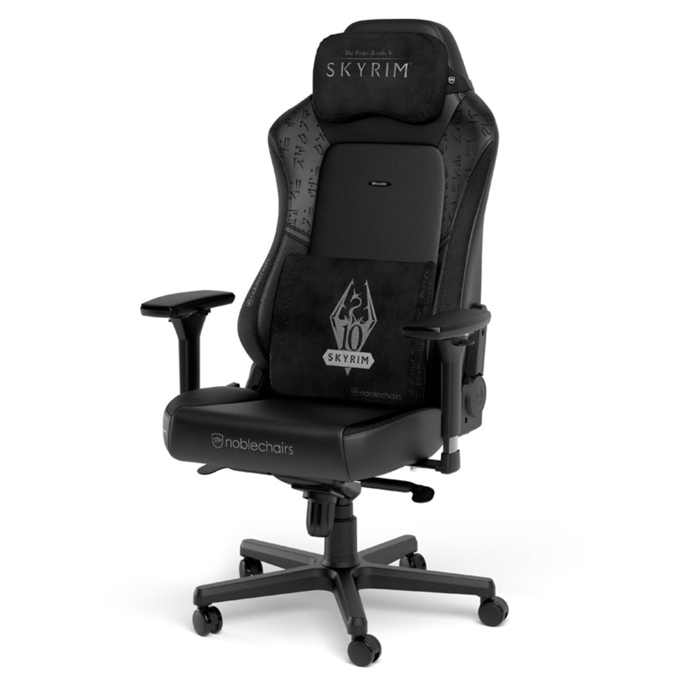 Gaming-Stuhl mit dem Skyrim-Logo auf der Rückseite. Schwarzer Stuhl mit grauen und schwarzen Akzenten. Weißer Hintergrund.