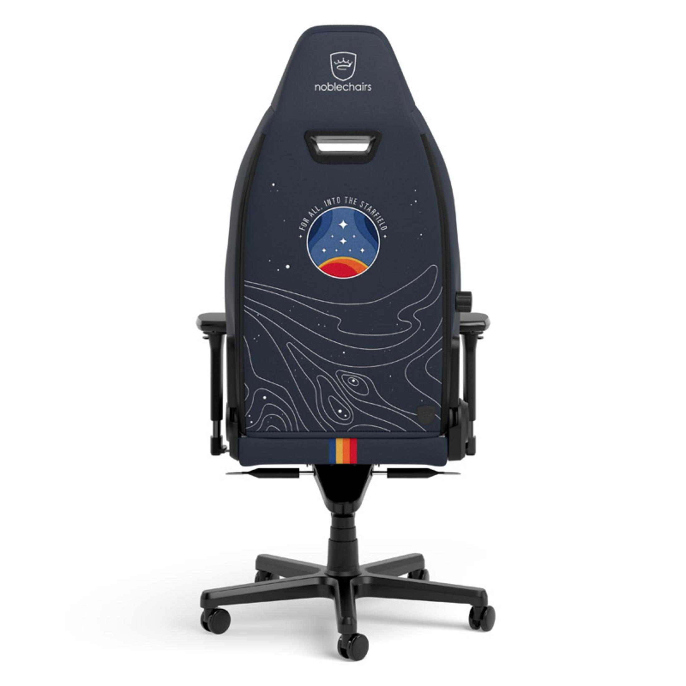 Rückansicht eines Gaming-Stuhls. Marineblau mit Weltraum-Design, schwarzem Sockel und Rädern.