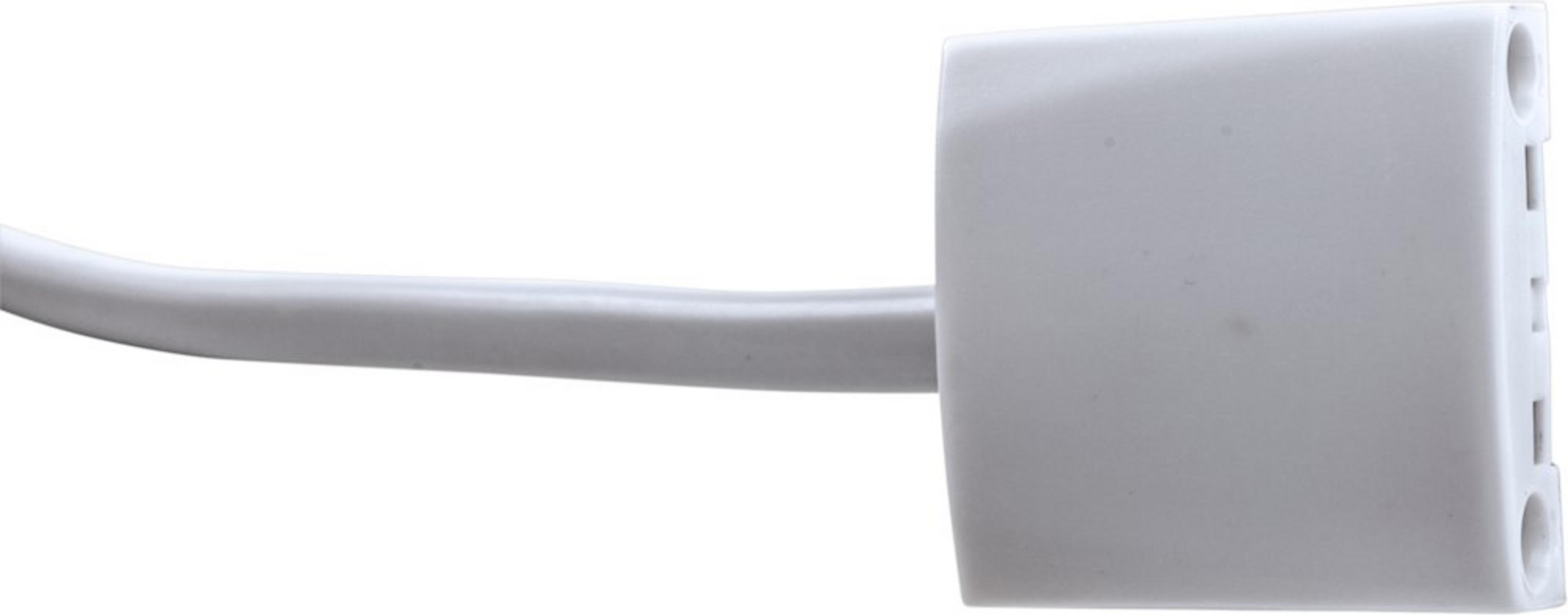 Weißer Netzadapter mit zwei Steckdosen und weißem Netzkabel, isoliert auf weißem Hintergrund.