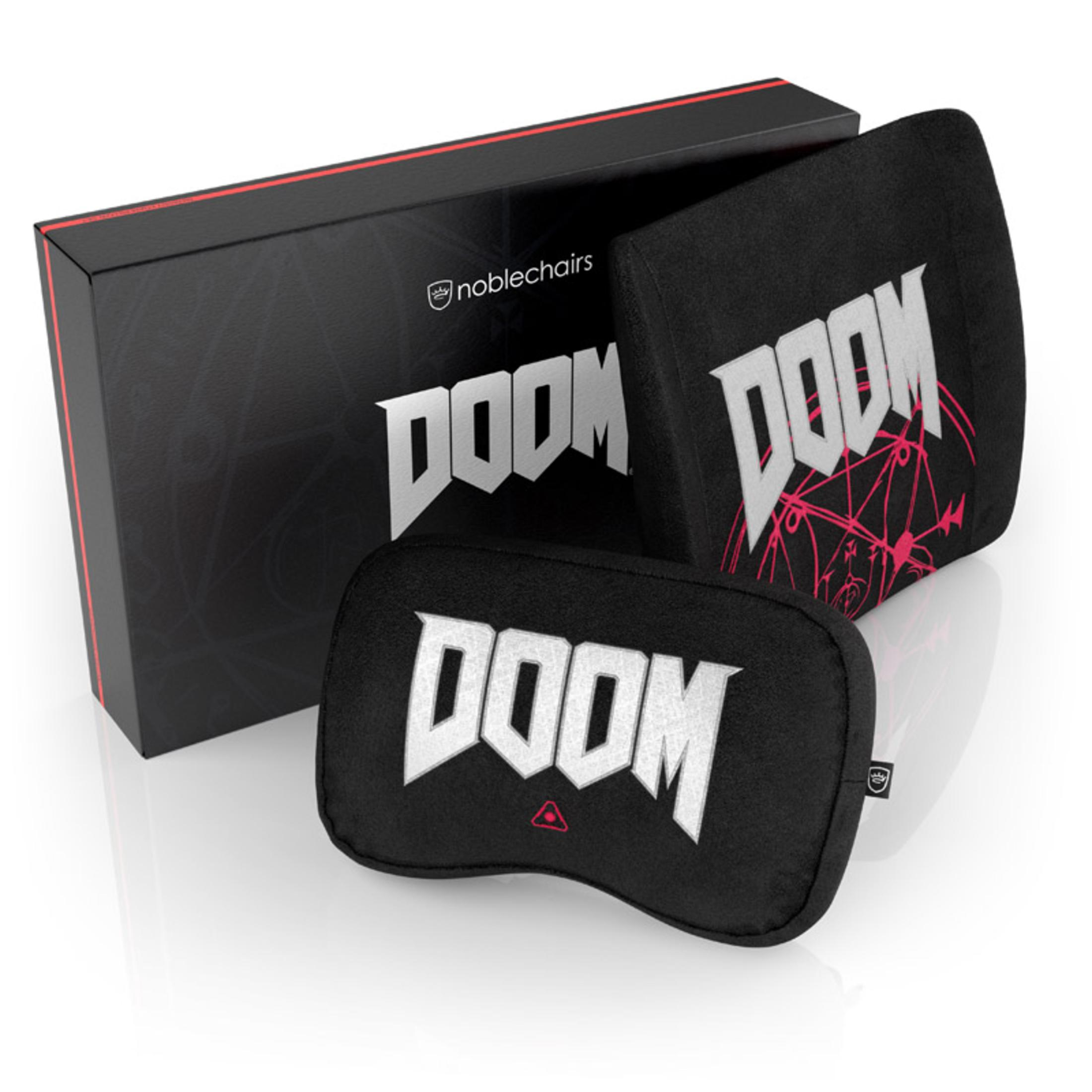 Drei Artikel: eine schwarze Box, ein Rückenstützkissen und ein kleines Kissen. DOOM-Logo auf Artikeln.