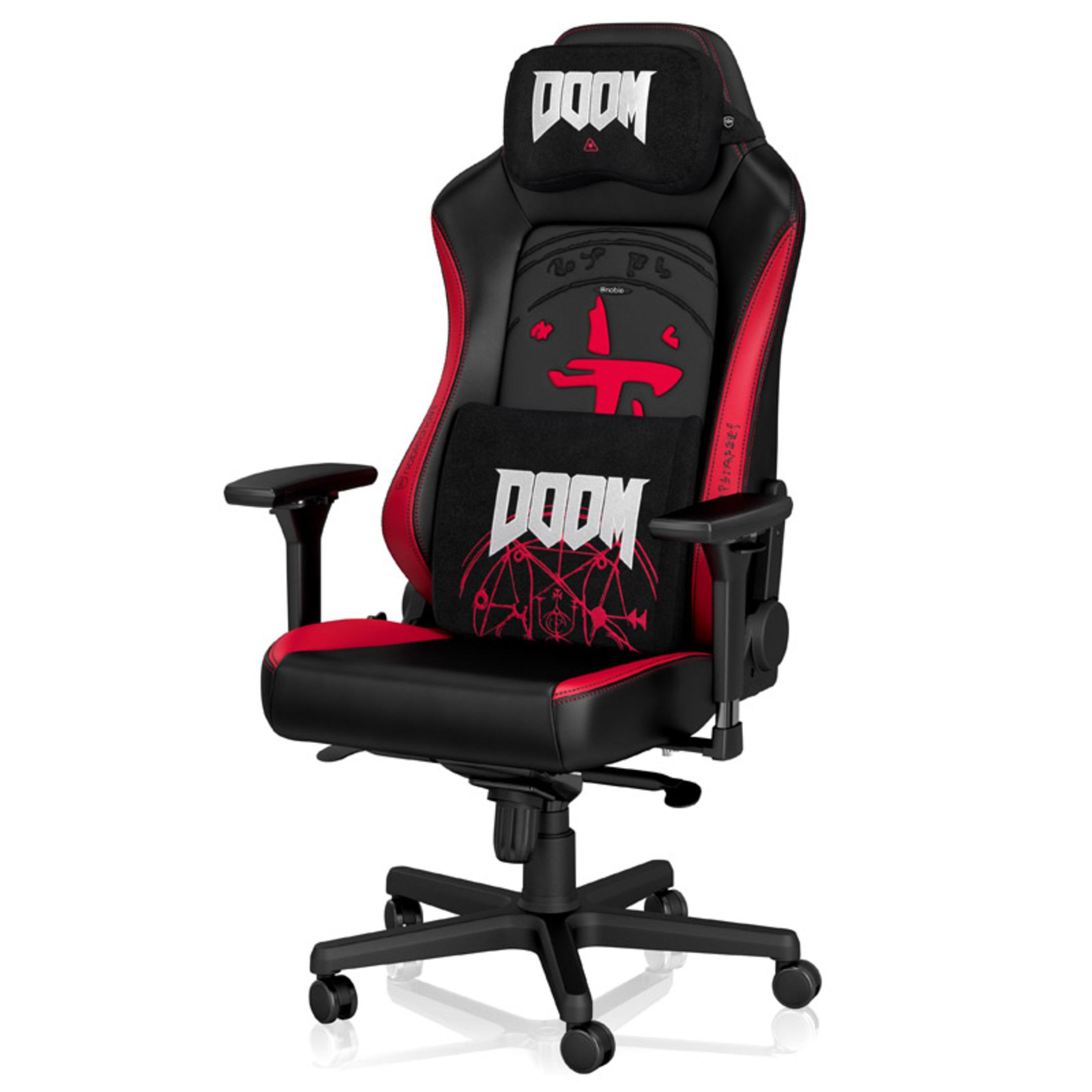 Ein Gaming-Stuhl mit schwarzen und roten Details, DOOM-Logo auf Kopf- und Rückenlehne.