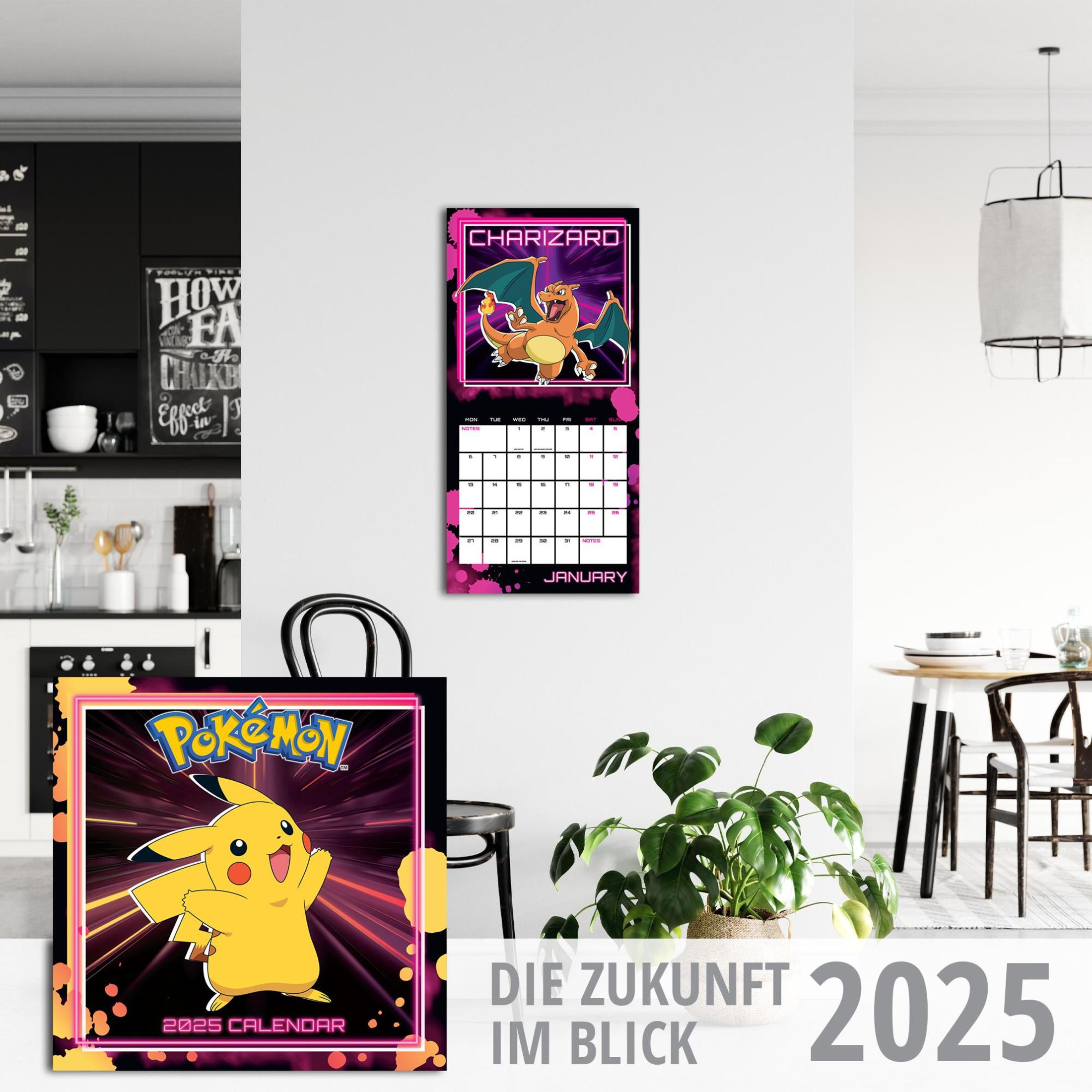 Ein Kalender und eine Tasche mit Pikachu, Charizard und dem Jahr 2025.