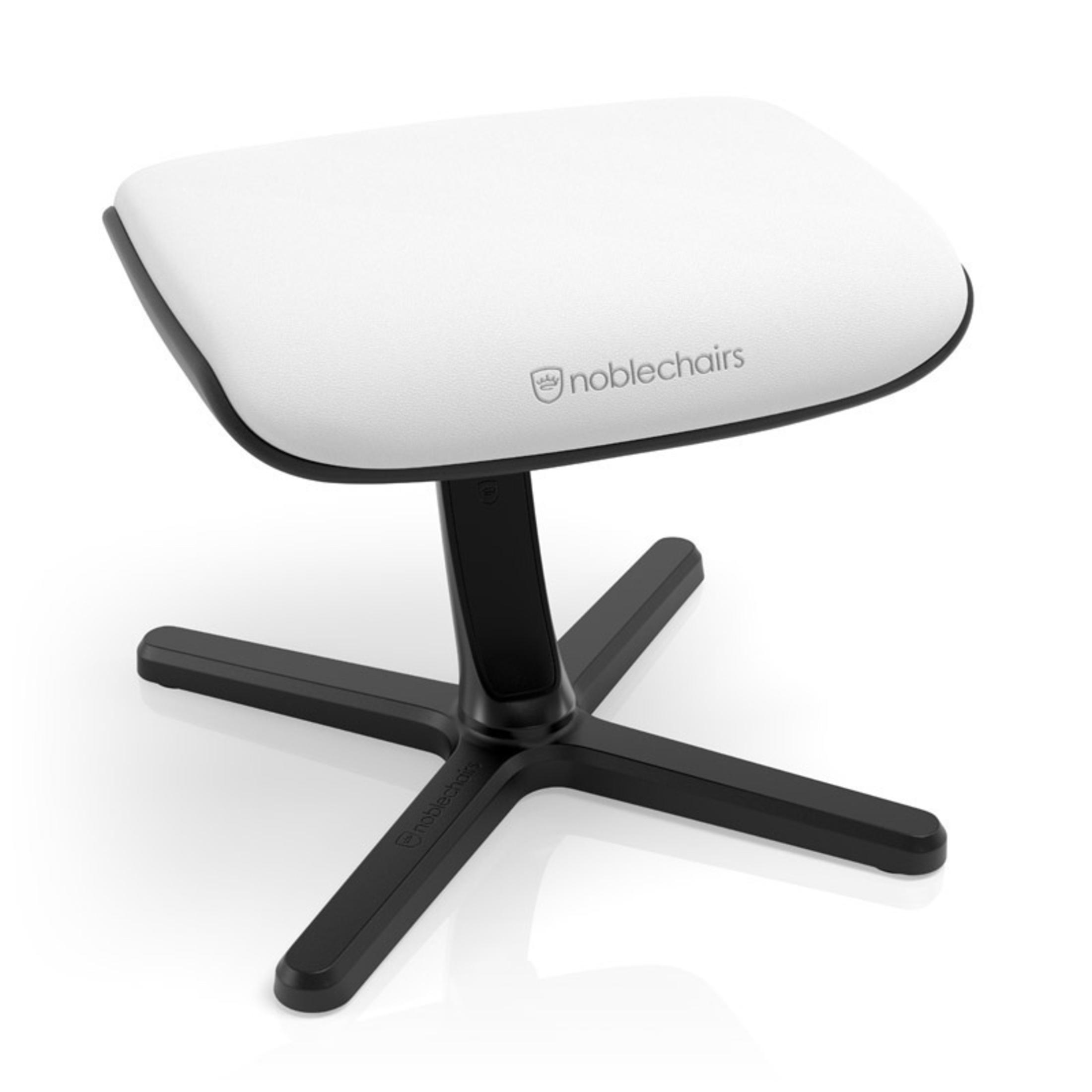 Eine weiße Fußstütze mit schwarzem Gestell und Beinen, mit der Marke "noblechairs", auf weißem Hintergrund.