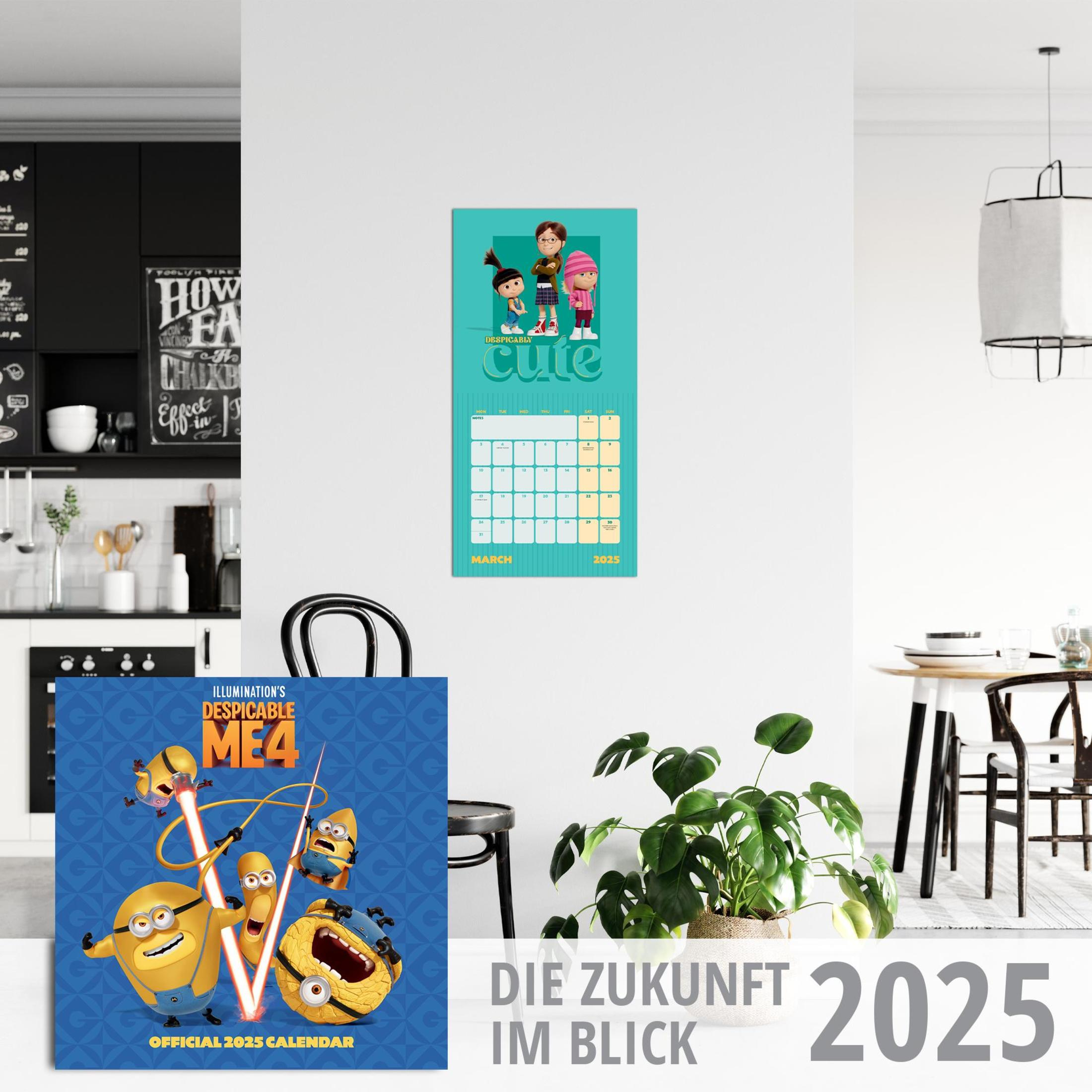 Ein Kalender und eine Einkaufstasche mit Despicable Me 4-Motiv in einem Raum mit Pflanze und Möbeln.
