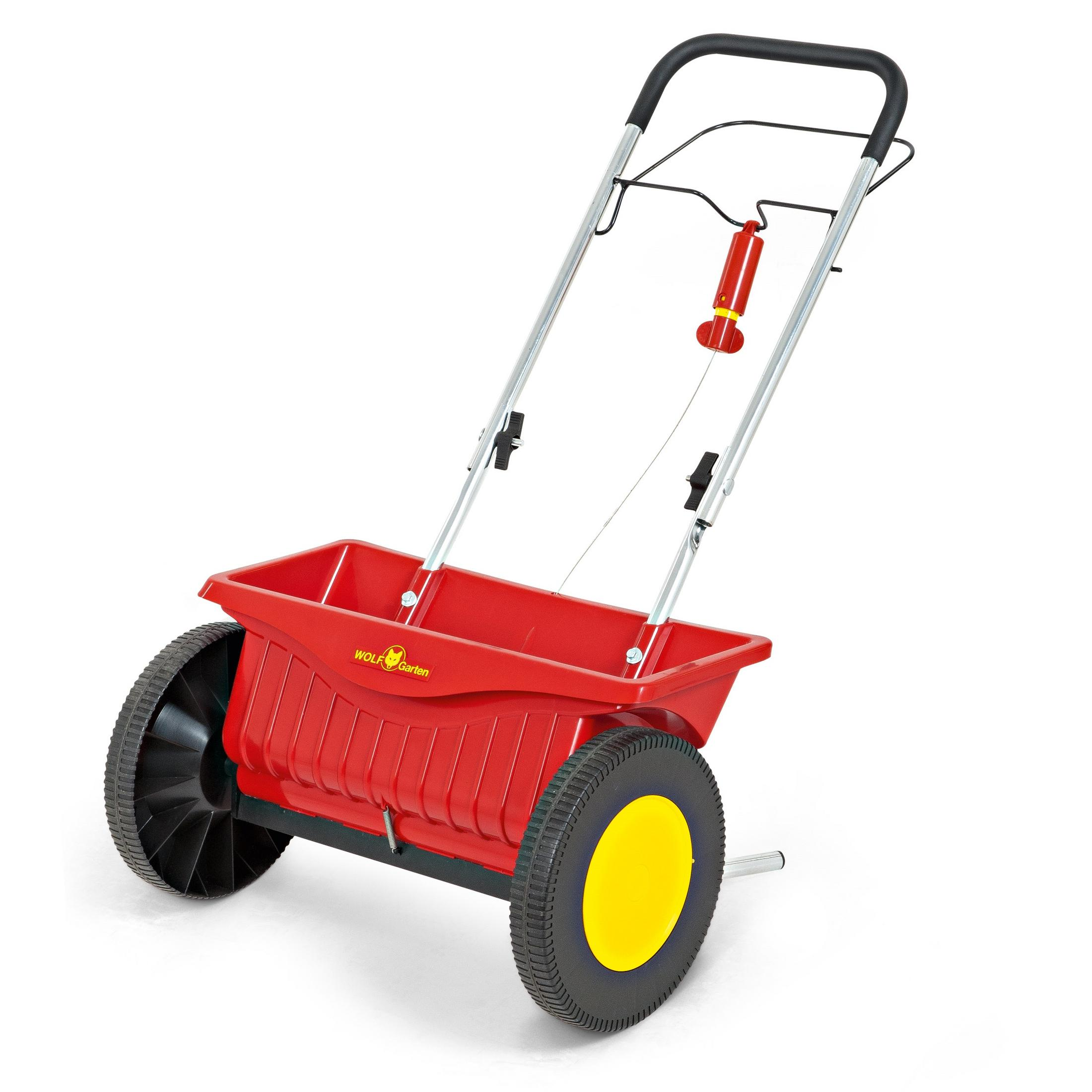 Roter und schwarzer Wolf Garten Streuwagen auf weißem Hintergrund. Zwei Räder, Griff und Hebel.