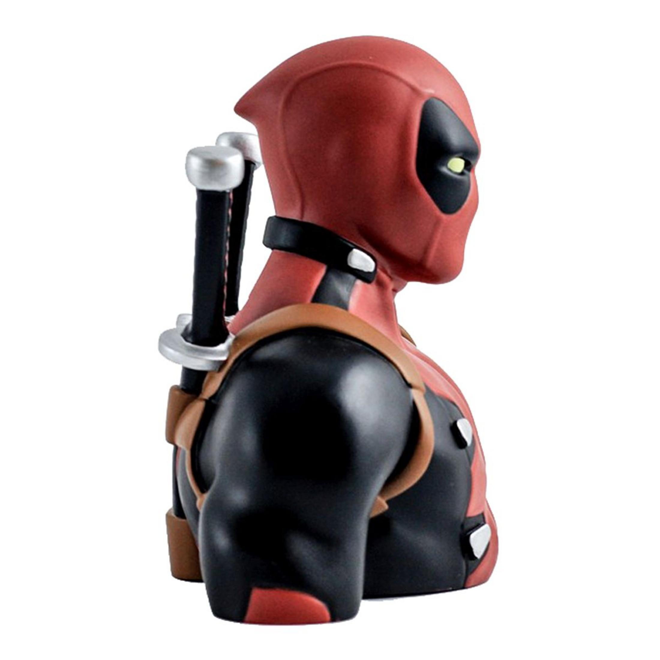 Eine Deadpool-Büste, Seitenansicht. Roter Anzug, schwarze Akzente, Katanas auf dem Rücken, brauner Riemen.