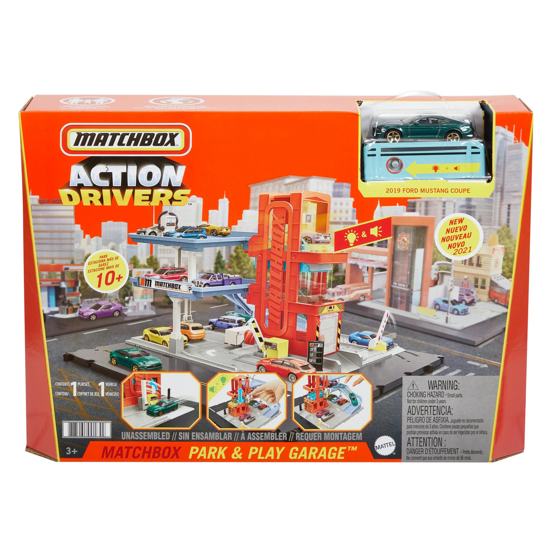 Set da gioco Matchbox, garage arancione e rosso, con auto. Sfondo bianco.
